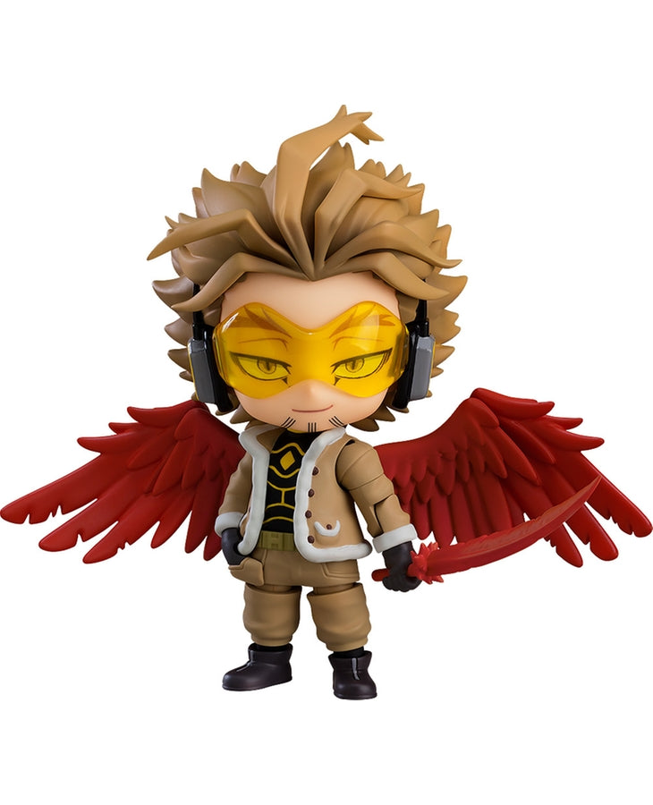 Vue 3/4 de face à mi-distance de la figurine Nendoroid de Hawks de My Hero Academia en combinaison beige, tenant une épée rouge.