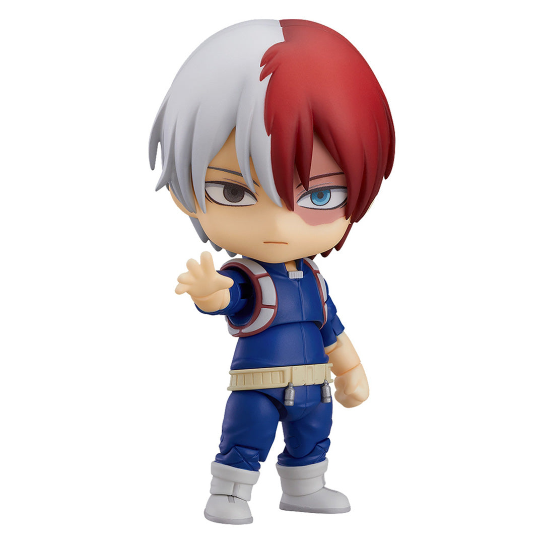 Vue 3/4 de face à mi-distance de la figurine Nendoroid de Shoto Todoroki de My Hero Academia en costume de héros bleu, bras droit tendu.