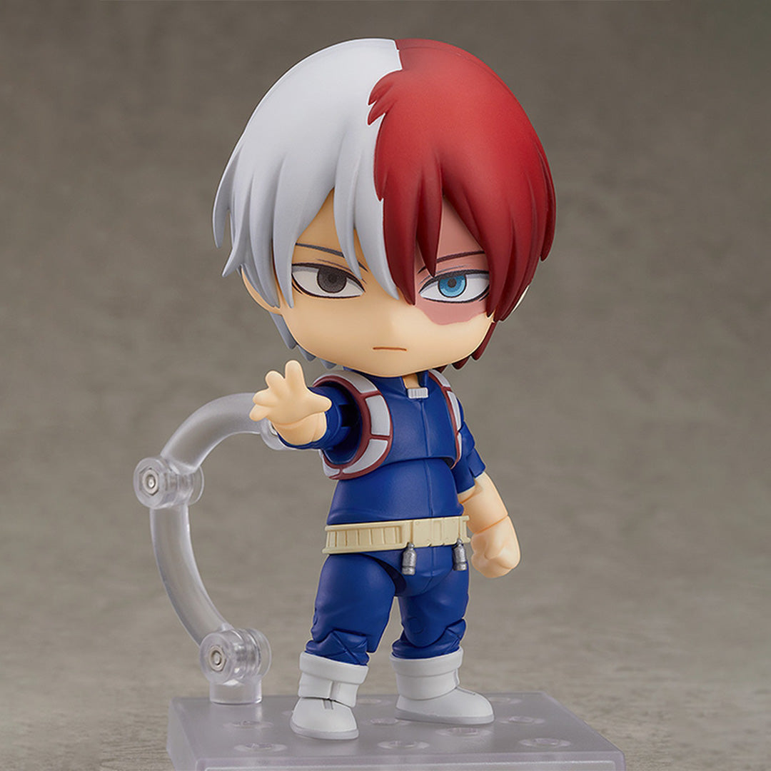 Vue 3/4 de face en gros plan de la figurine Nendoroid de Shoto Todoroki de My Hero Academia en costume de héros, main tendue en avant.