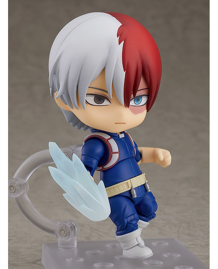 Vue 3/4 de face à mi-distance de la figurine Nendoroid de Shoto Todoroki de My Hero Academia en uniforme bleu, tenant un effet de glace.