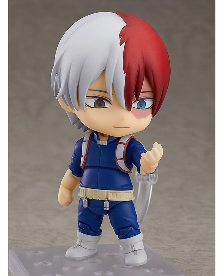 Vue 3/4 de face à mi-distance de la figurine Nendoroid de Shoto Todoroki de My Hero Academia en costume de héros bleu, avec cheveux blancs et rouges, tenant un petit sac à dos.