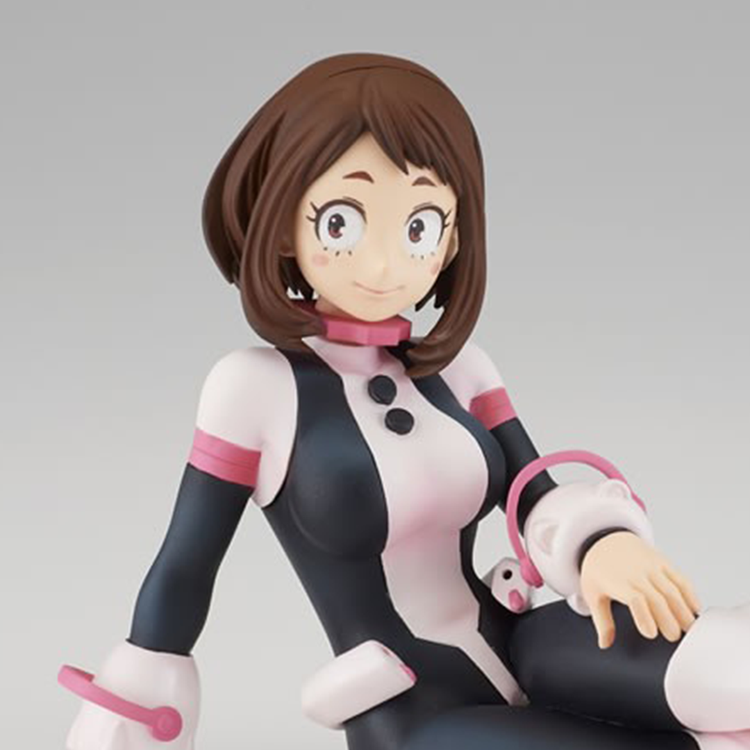 Vue 3/4 de face à mi-distance de la figurine d'Ochaco Uraraka de My Hero Academia en costume de héros, assise avec un sourire amical.