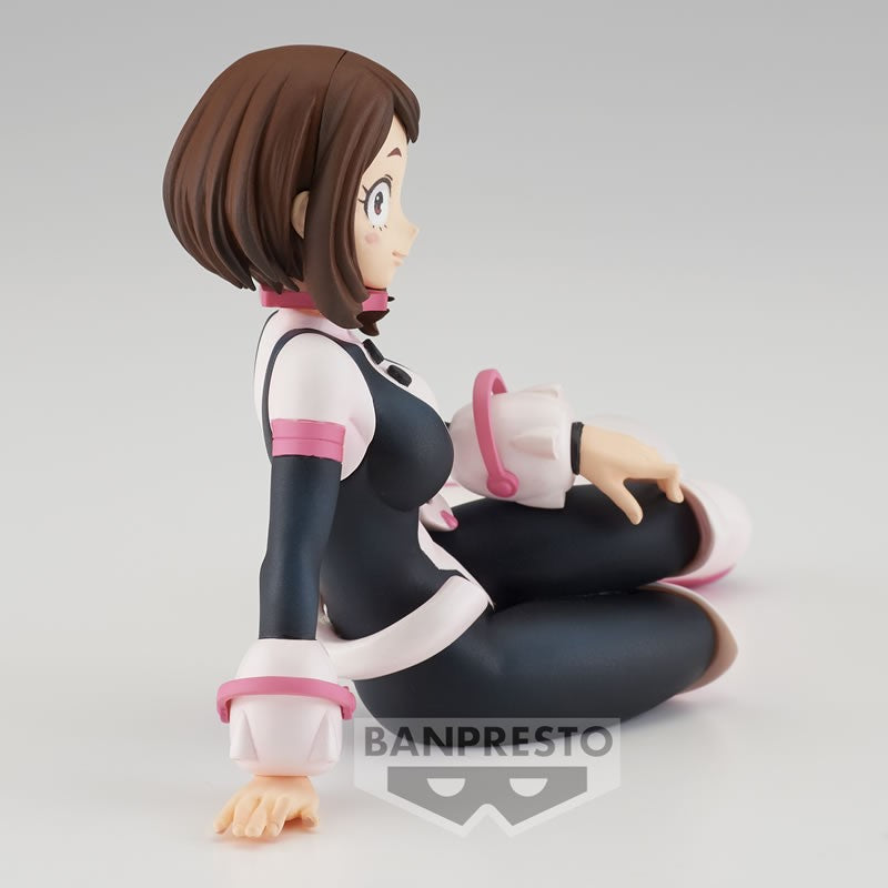 Vue 3/4 de face à mi-distance de la figurine  d'Ochaco Uraraka de My Hero Academia en combinaison noire avec design rose et blanc, expression joyeuse.