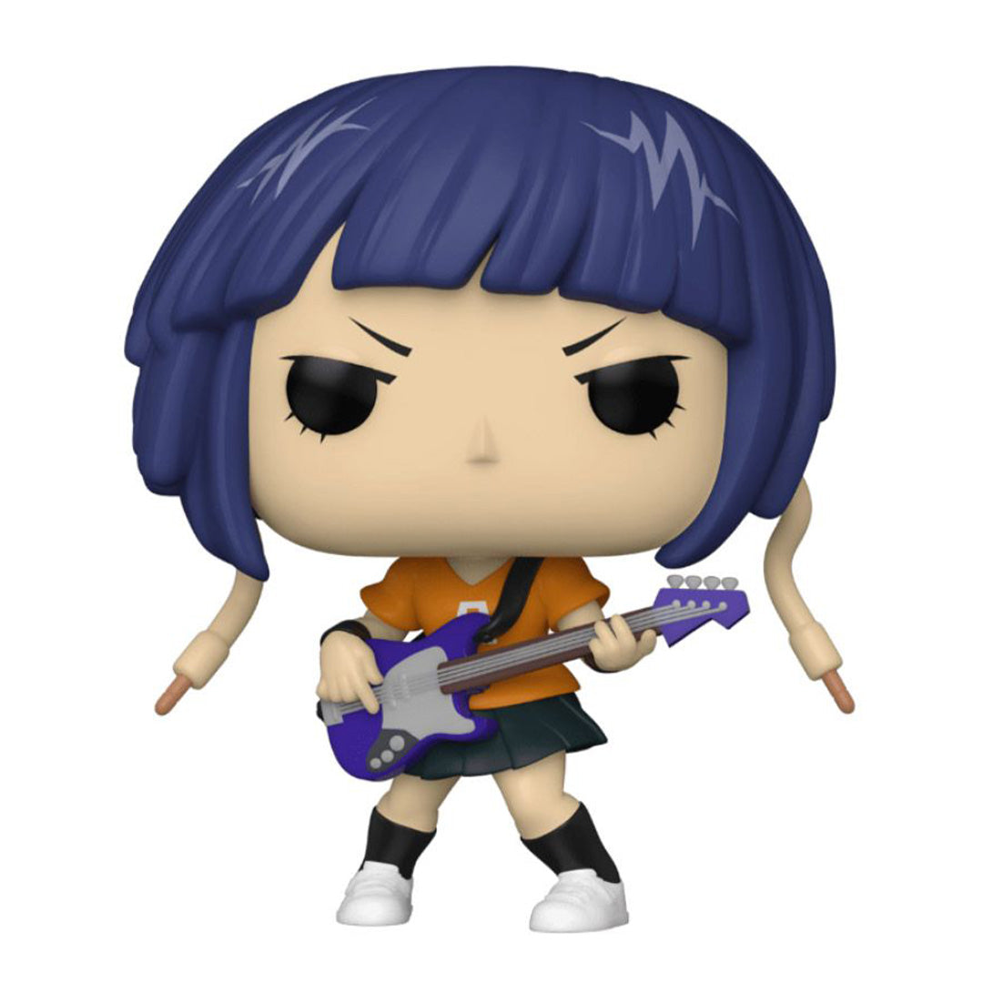 Vue 3/4 de face à mi-distance de la Funko Pop! de Kyoka Jiro de My Hero Academia en chemise orange et jupe noire, tenant une guitare électrique.