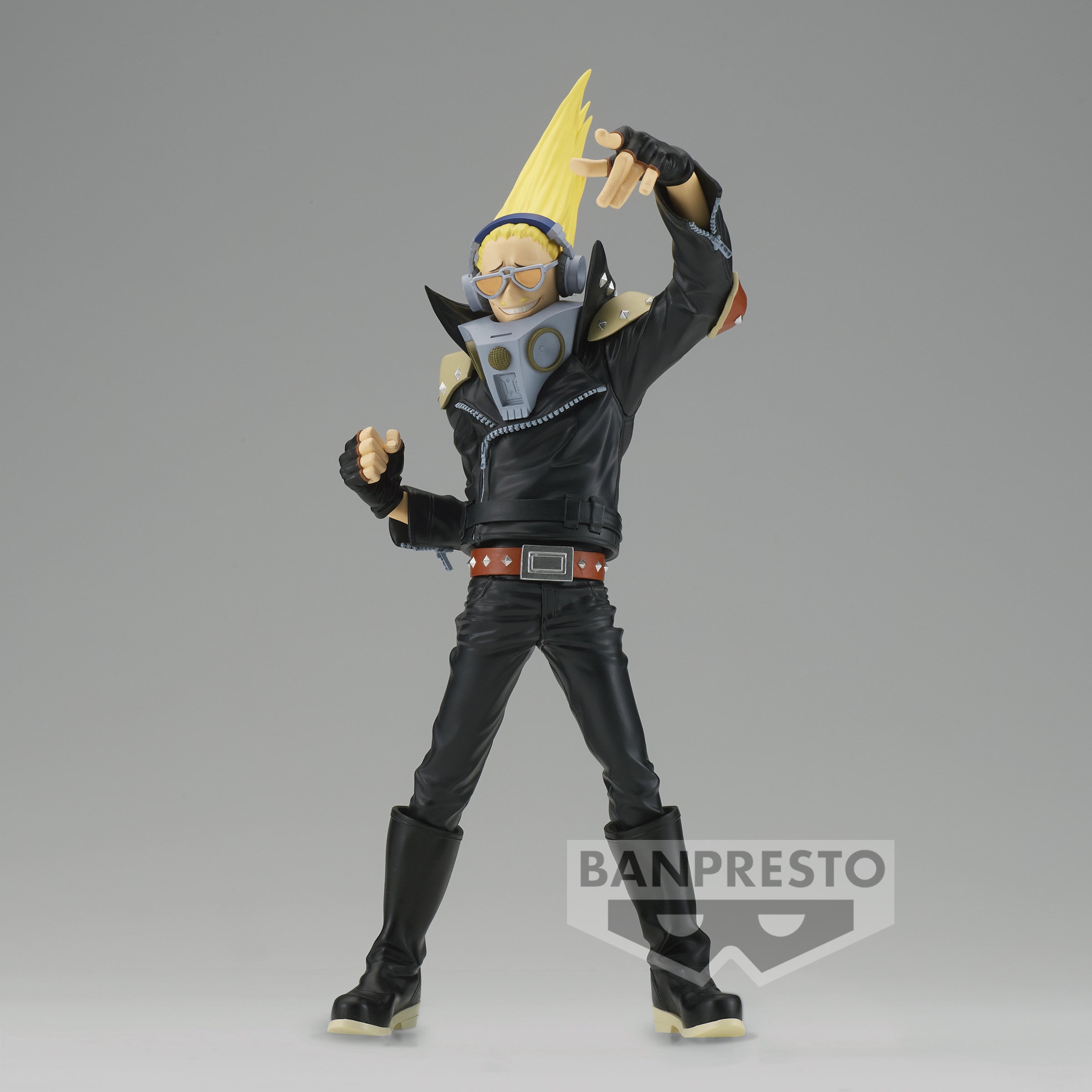 Vue de face à pleine distance de la figurine  de Present Mic de My Hero Academia en veste en cuir noir avec casque autour du cou, pointant avec une main.