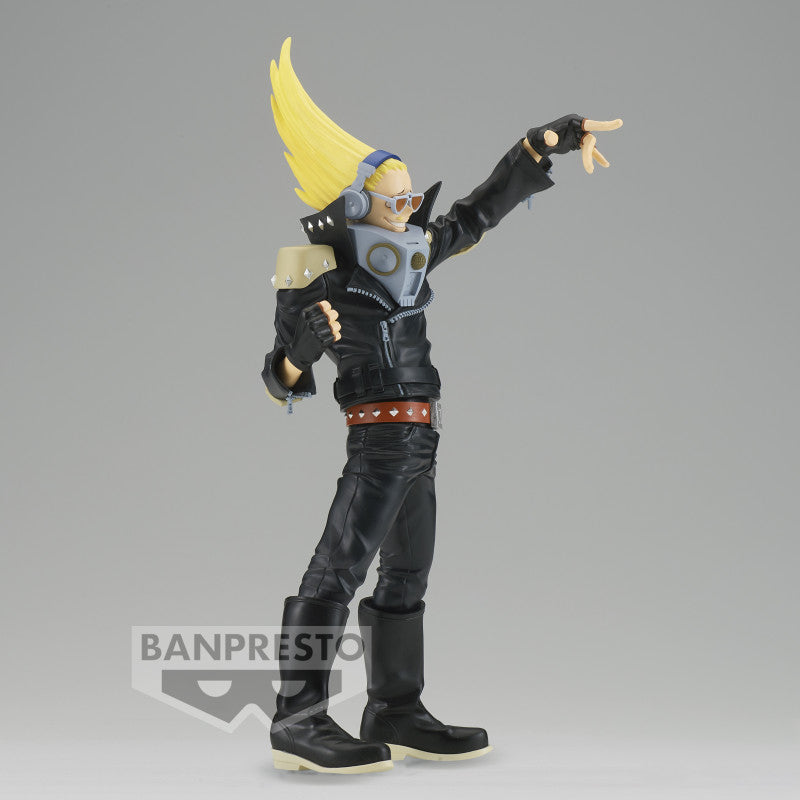 Vue de face à mi-distance de la figurine de Saitama de One Punch Man en combinaison jaune, tenant un sac à dos.