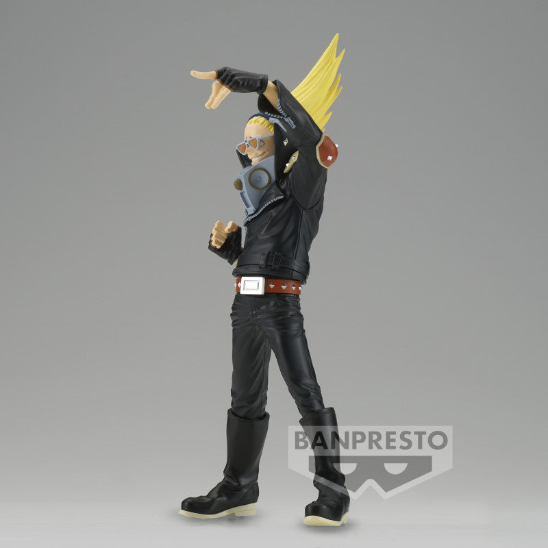 Vue de profil à pleine distance de la figurine de All Might de My Hero Academia en tenue en cuir noir, avec cheveux jaunes et col distinctif.