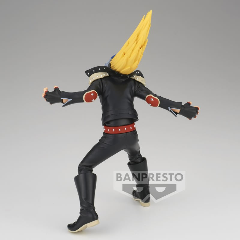 Vue 3/4 arrière à mi-distance de la figurine de Present Mic de My Hero Academia en tenue noire avec une cape à clous, bras levés.