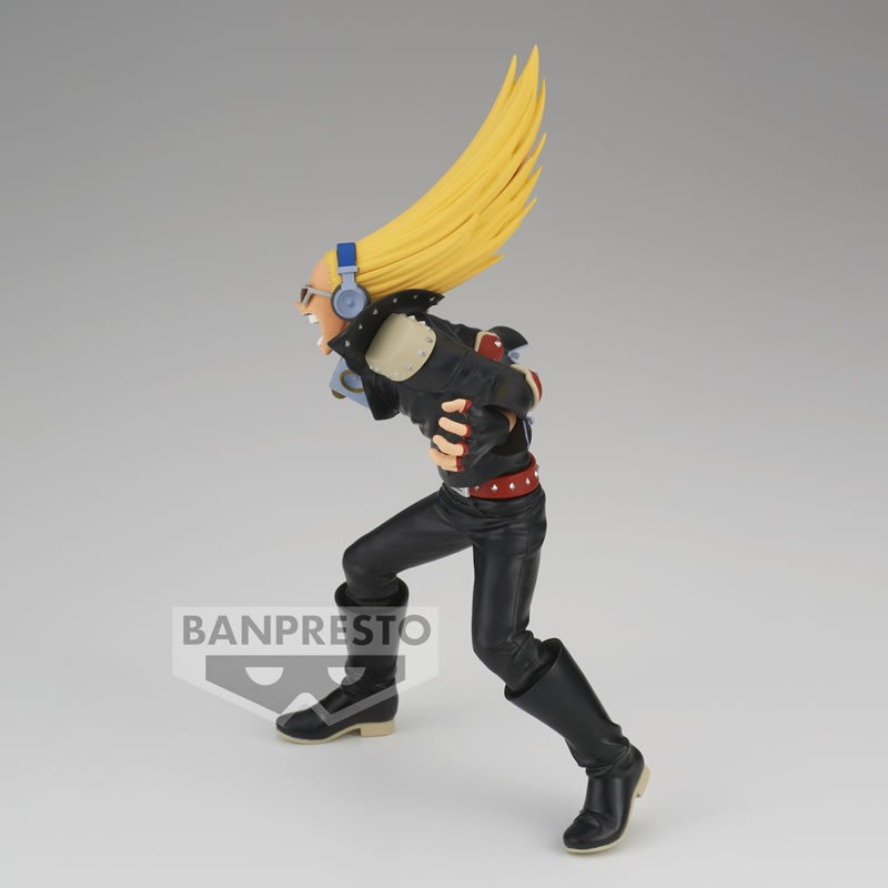 Vue 3/4 de face à mi-distance de la figurine  de Present Mic de My Hero Academia en veste noire, portant des écouteurs.