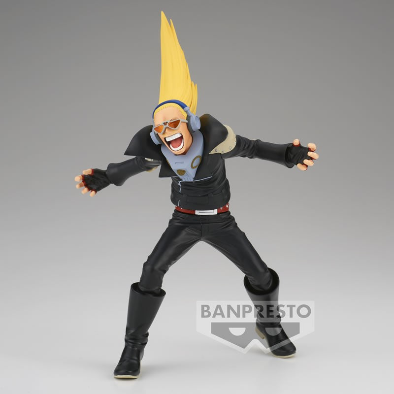 Vue 3/4 de face à mi-distance de la figurine de Present Mic de My Hero Academia en veste en cuir noir, portant des écouteurs et des lunettes de soleil.