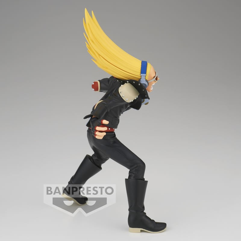 Vue 3/4 de face à mi-distance de la figurine de Present Mic de My Hero Academia en veste en cuir noir avec des accessoires rouges, portant des écouteurs.