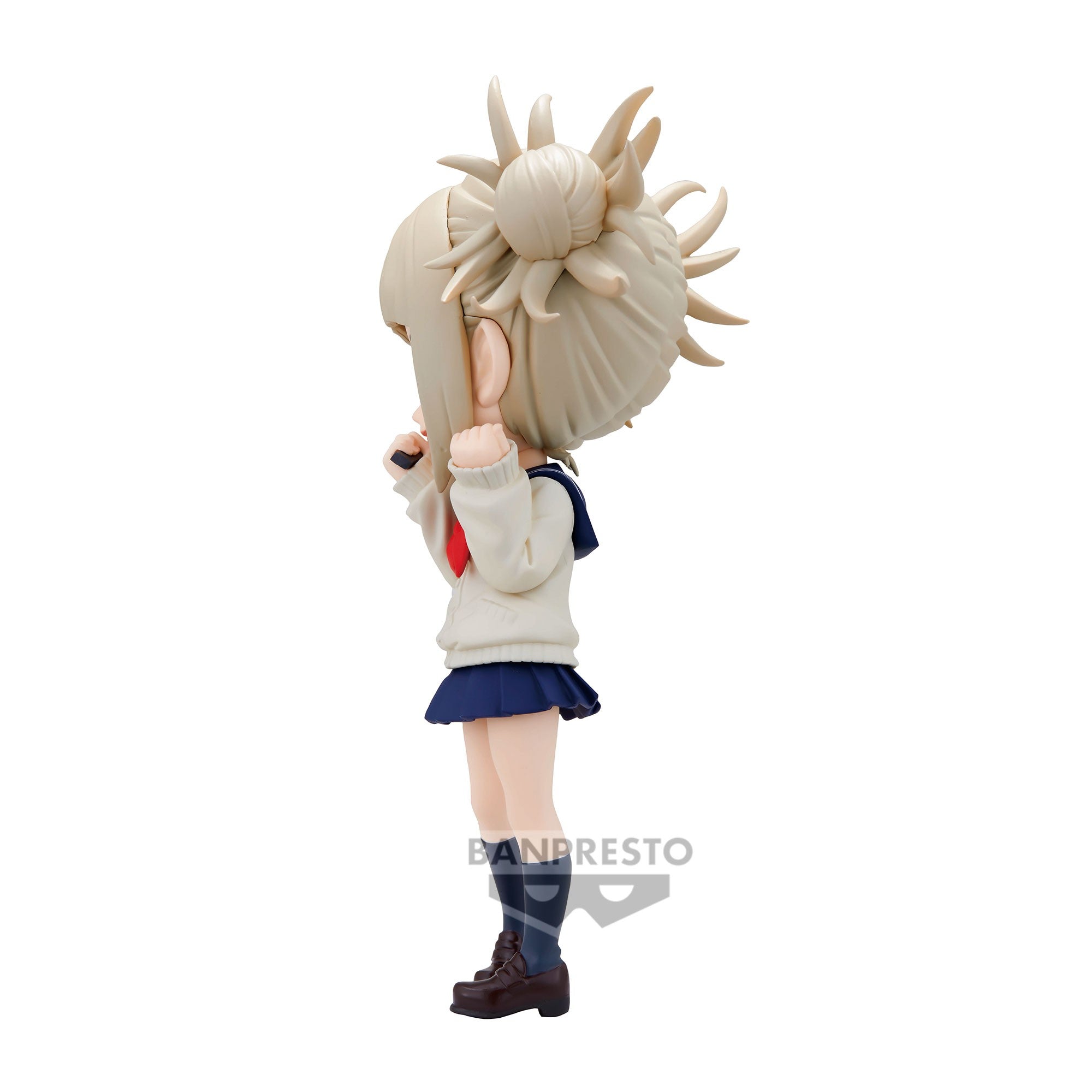 Vue de profil à mi-distance de la figurine  de Himiko Toga de My Hero Academia en uniforme scolaire, avec une posture excitée.