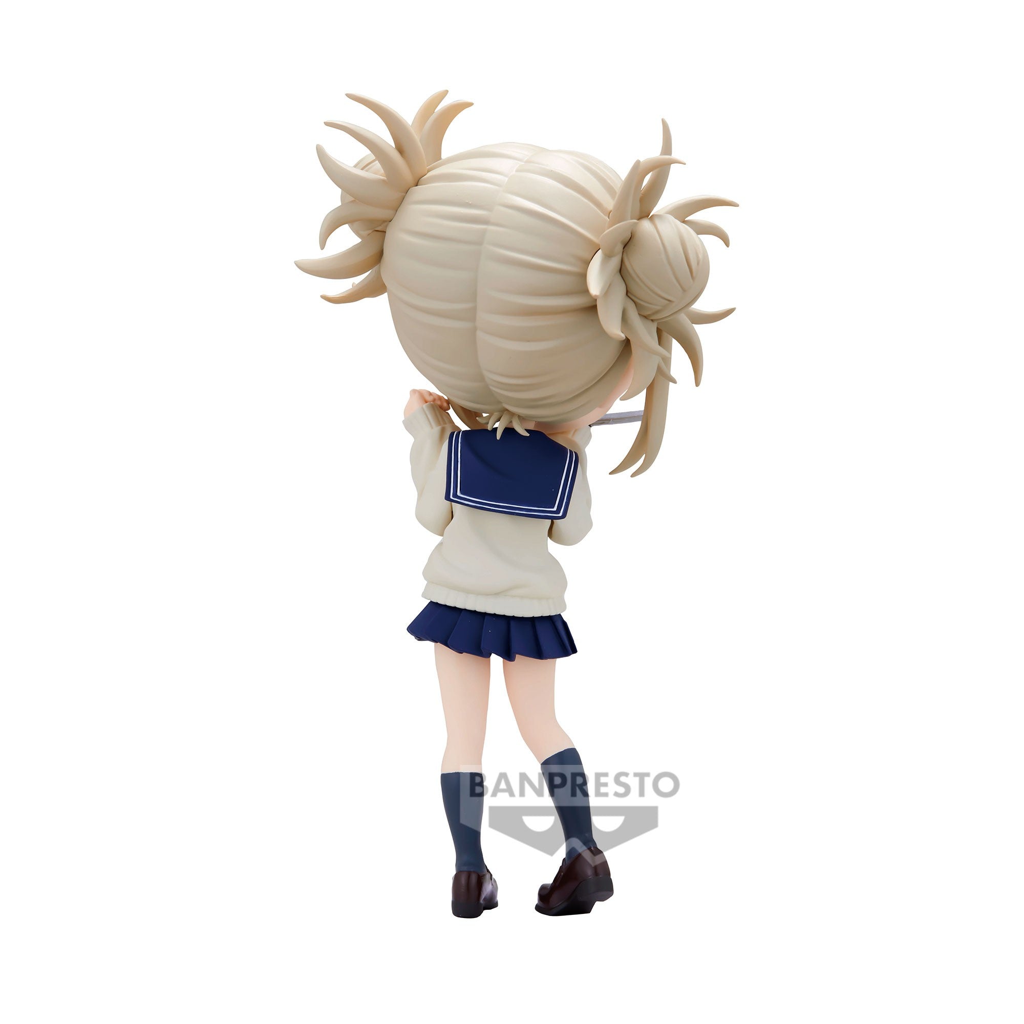 Vue 3/4 arrière à mi-distance de la figurine  de Himiko Toga de My Hero Academia en uniforme scolaire, posant de manière ludique.