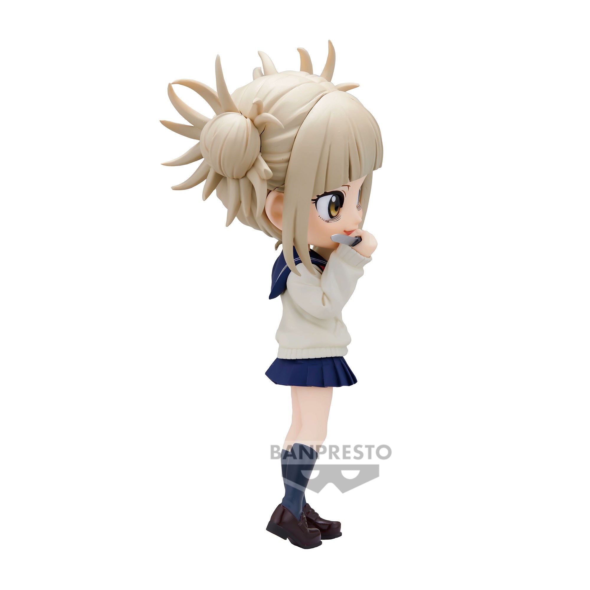 Vue de profil en plan rapproché moyen de la figurine  de Himiko Toga de My Hero Academia en uniforme scolaire, avec les mains près de la bouche.