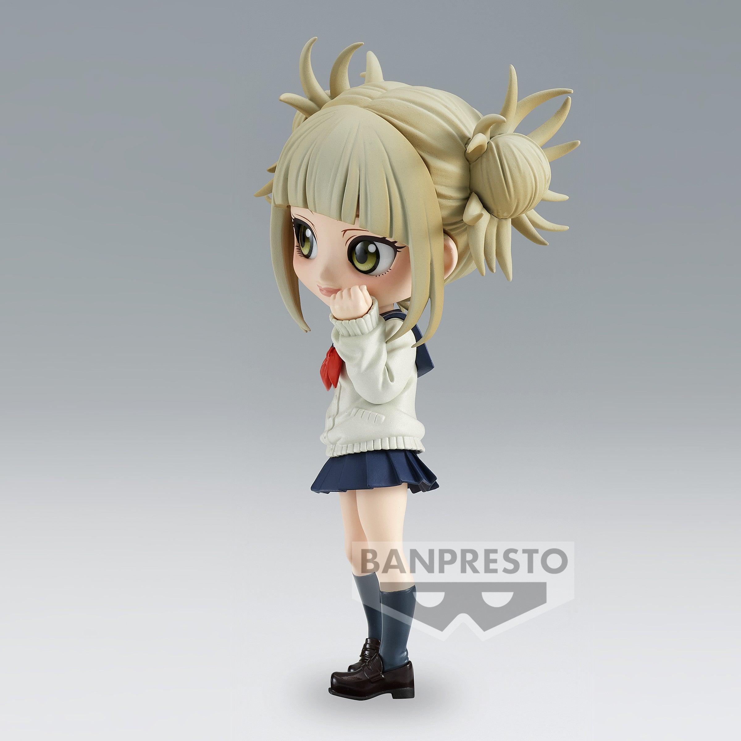 Vue 3/4 de face à mi-distance de la figurine Qposket de Himiko Toga de My Hero Academia en pull blanc et jupe bleu marine, expression joyeuse.