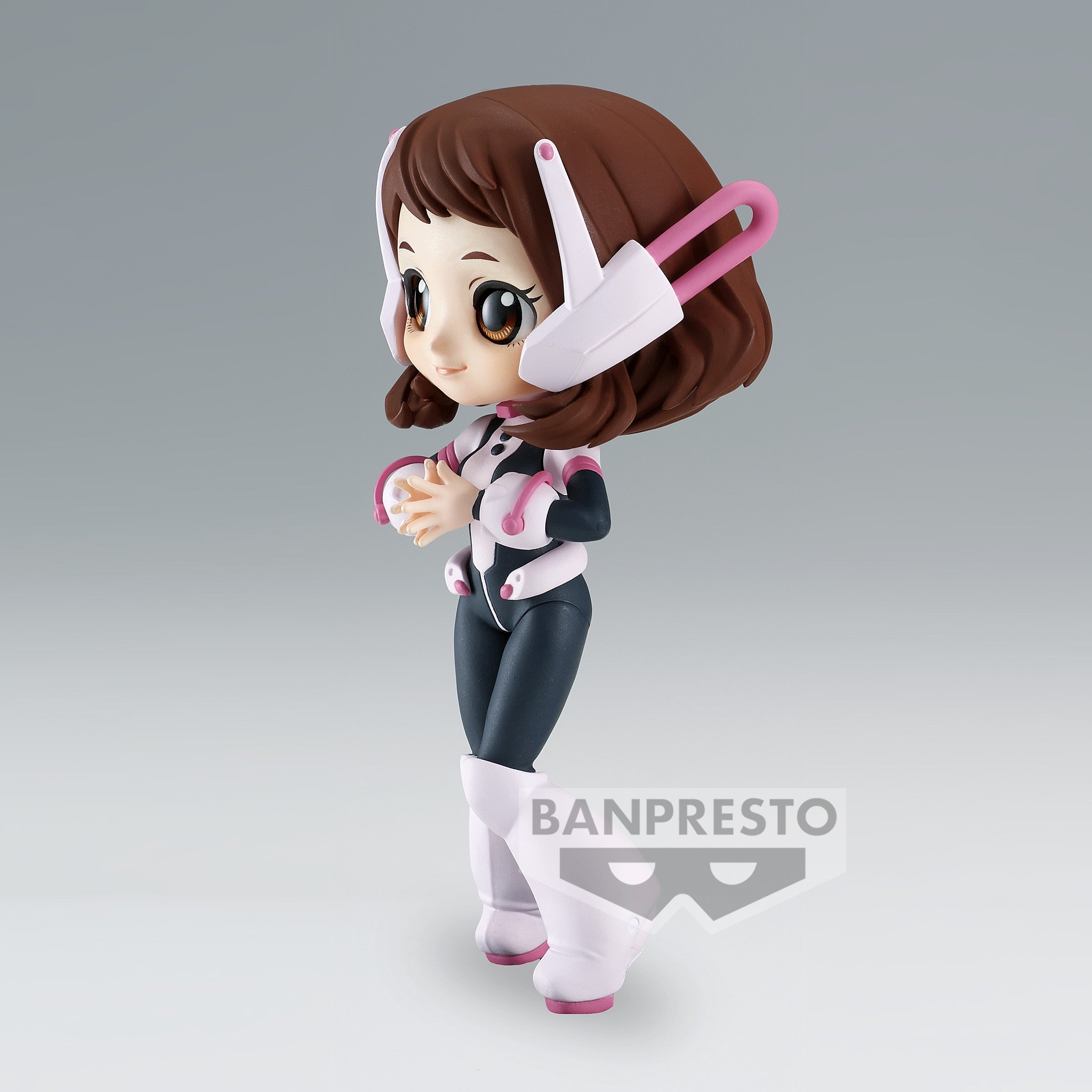 Vue 3/4 de face à mi-distance de la figurine Q-Posket d'Ochaco Uraraka de My Hero Academia en costume de héros noir avec accents rose, oreilles d'écouteurs sur la tête.