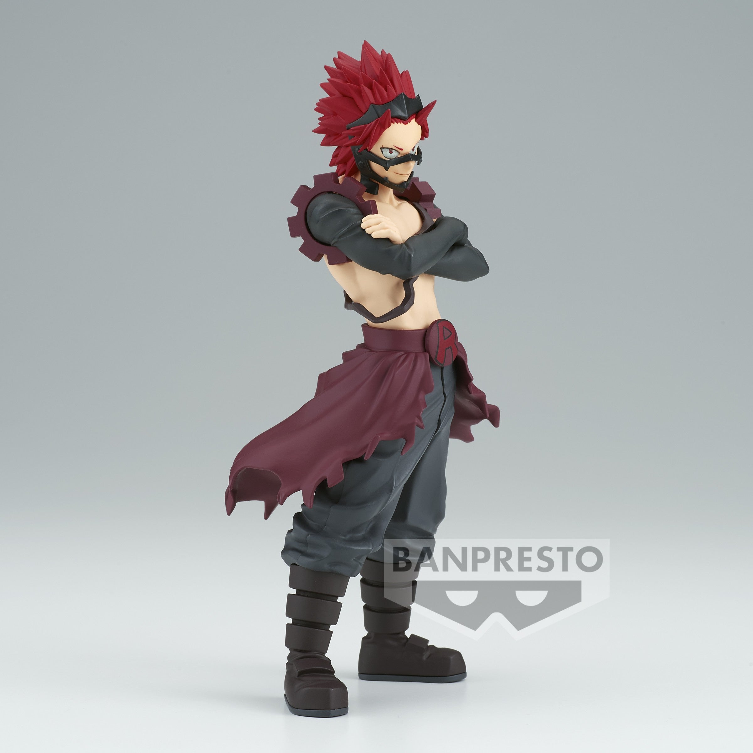 Vue 3/4 de face à mi-distance de la figurine de Katsuki Bakugo de My Hero Academia en veste sans manches, avec des lunettes et un ceinturon.