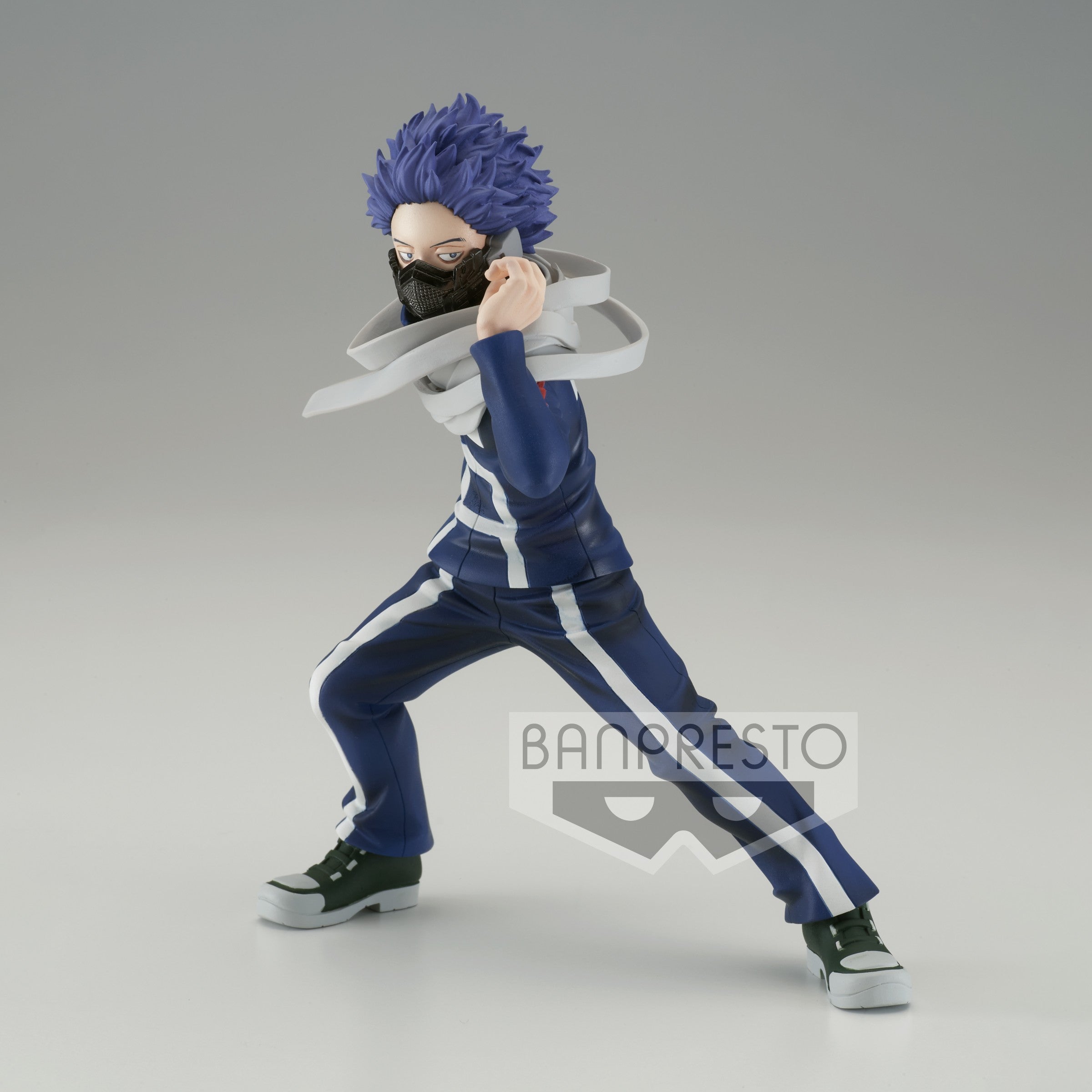 Vue 3/4 de face à mi-distance de la figurine d'Hitoshi Shinso de My Hero Academia en survêtement bleu, tenant un bandage autour du cou.
