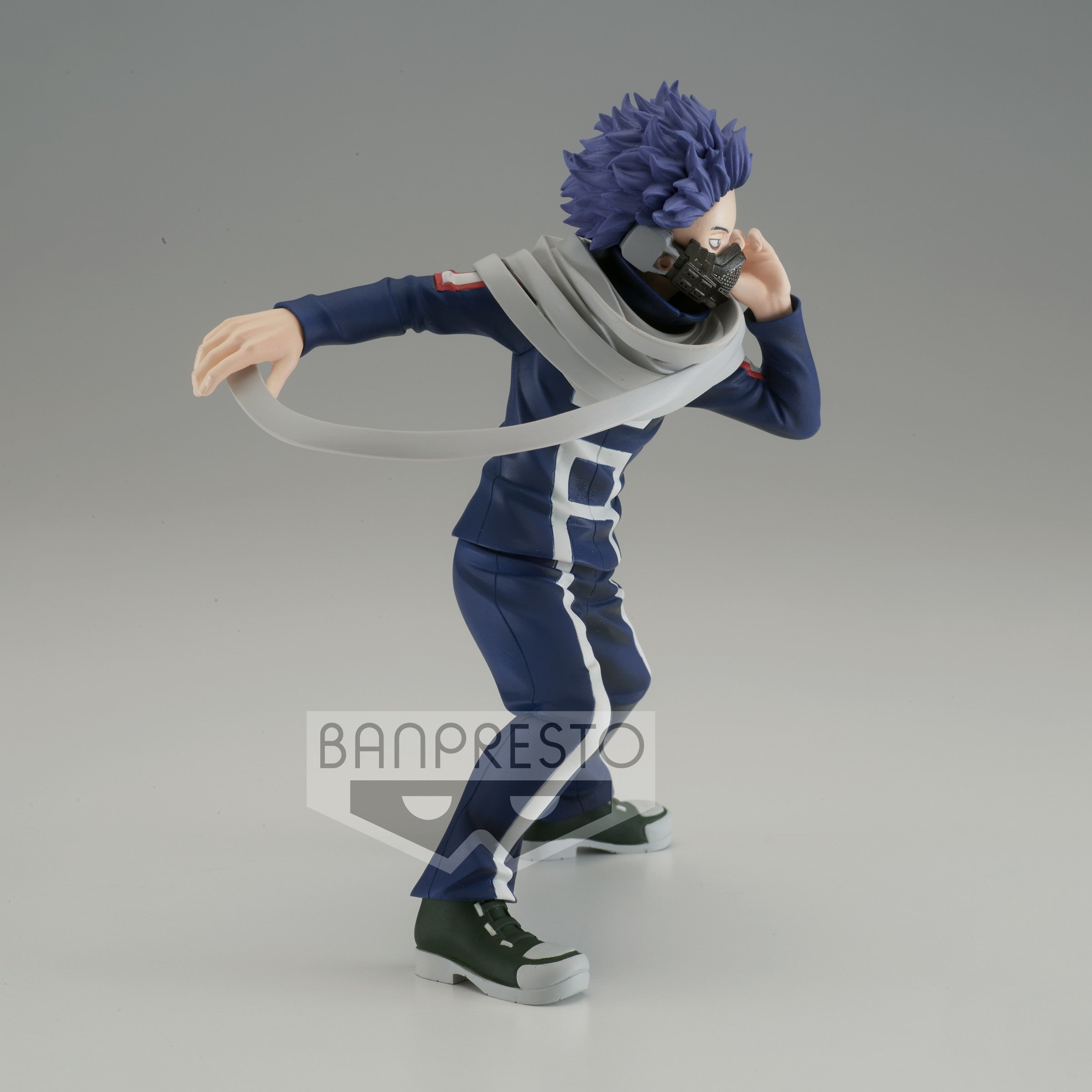 Vue 3/4 de face à mi-distance de la figurine Amazing Heroes d'Hitoshi Shinso de My Hero Academia en costume de héros bleu foncé, avec une écharpe grise.