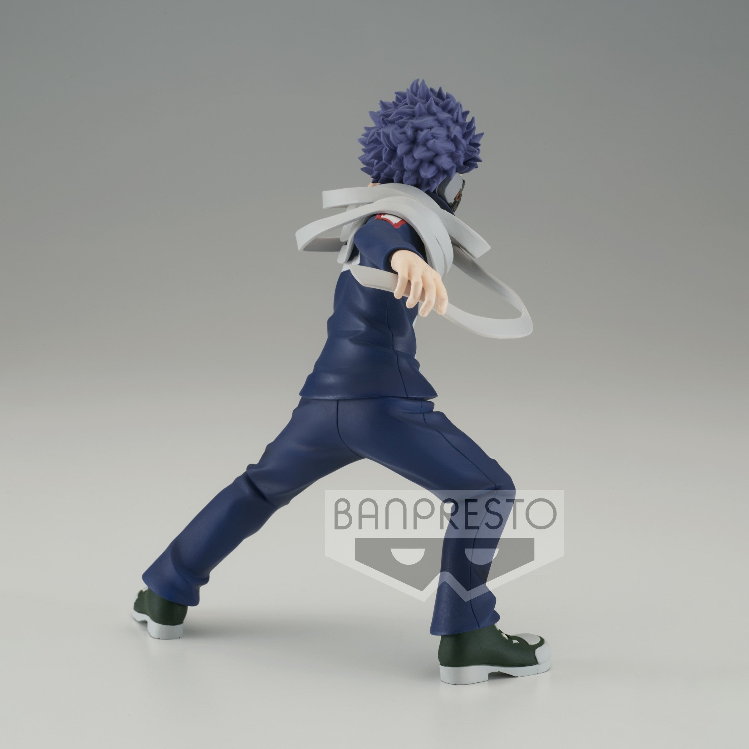 Vue 3/4 de face à mi-distance de la figurine Prize d'Hitoshi Shinso de My Hero Academia en uniforme scolaire bleu foncé, avec une écharpe grise flottante.