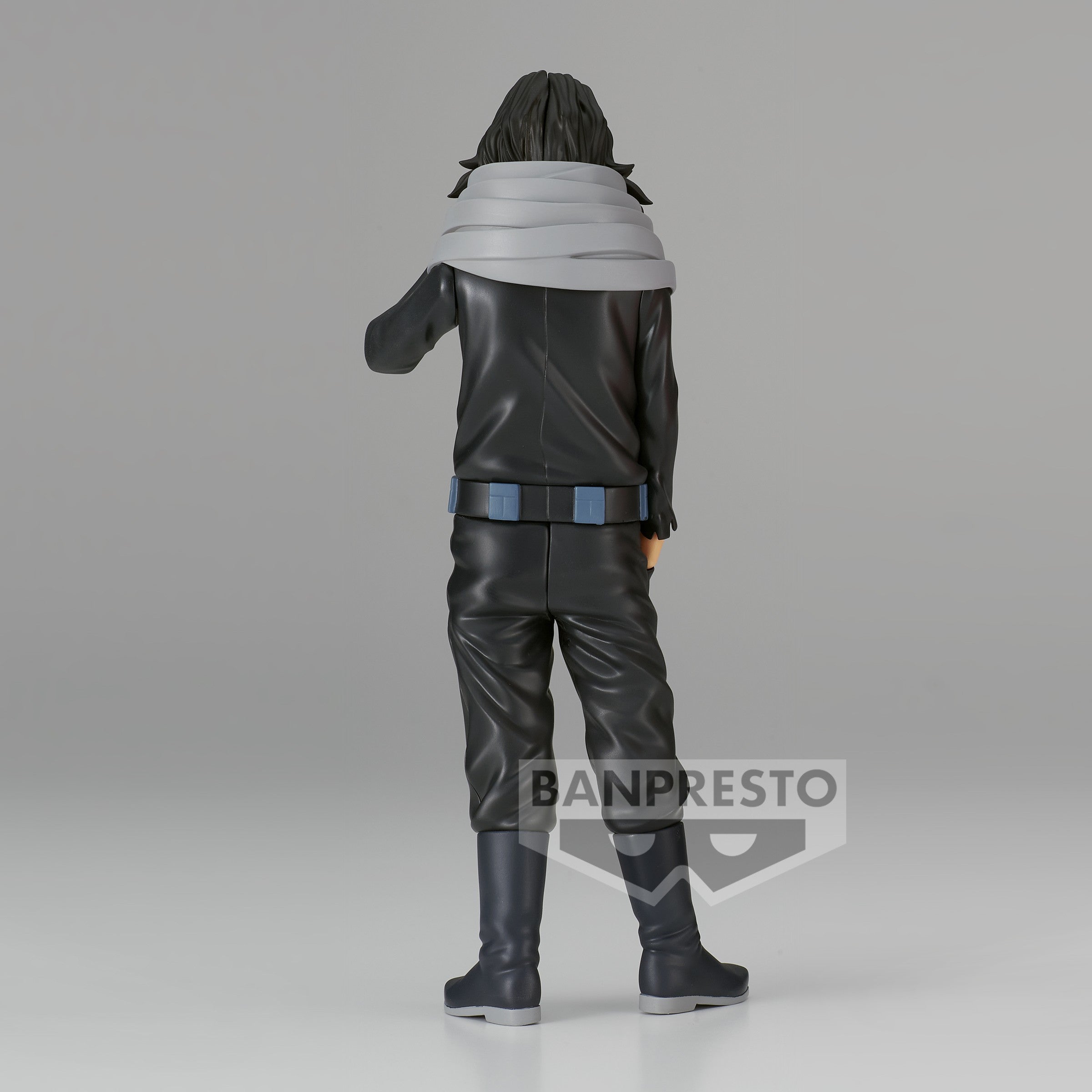 Vue 3/4 arrière à mi-distance de la figurine  de Shota Aizawa de My Hero Academia en costume noir, avec écharpe grise.