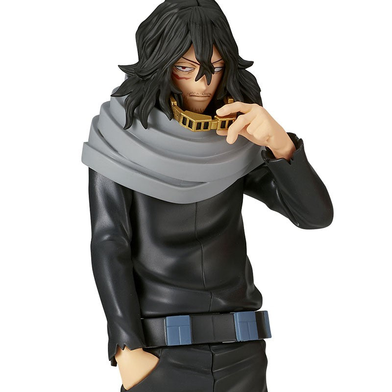 Vue 3/4 de face à mi-distance de la figurine de Shota Aizawa de My Hero Academia en tenue noire avec écharpe grise, main couvrant partiellement la bouche.