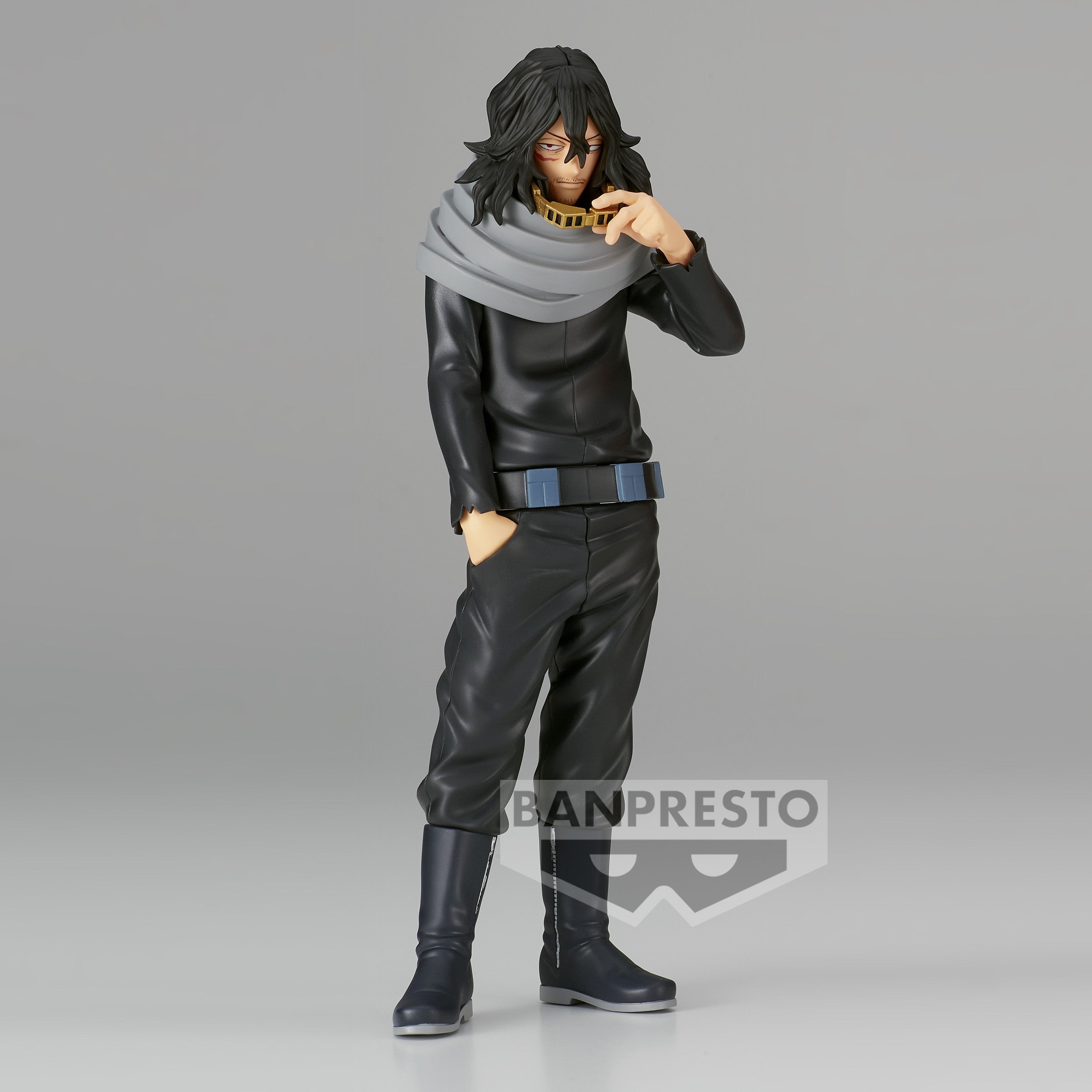 Vue 3/4 de face à mi-distance de la figurine de Shota Aizawa de My Hero Academia en tenue noire avec écharpe grise, main près du menton.