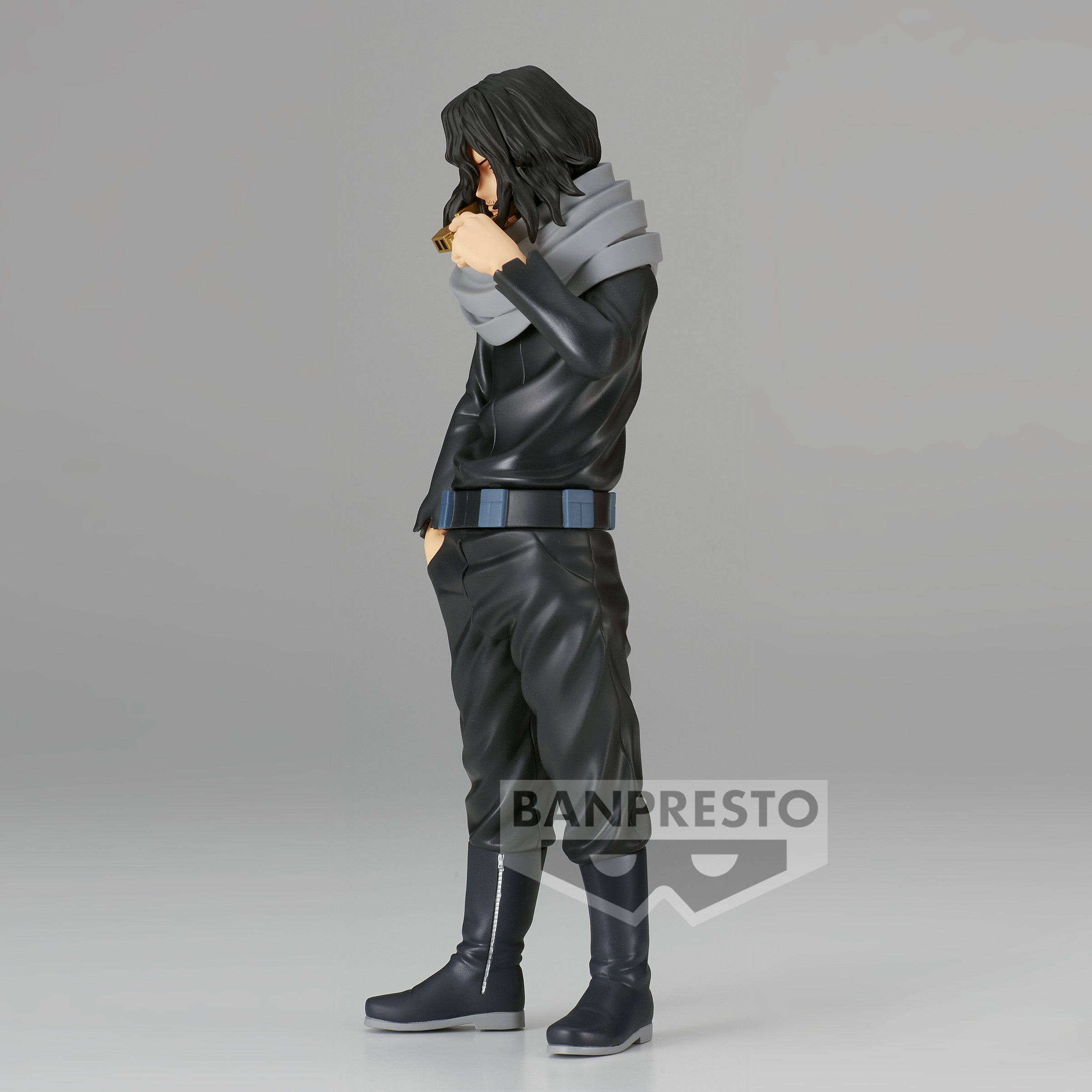 Vue de profil à mi-distance de la figurine de Shota Aizawa de My Hero Academia en tenue noire, tenant une écharpe.