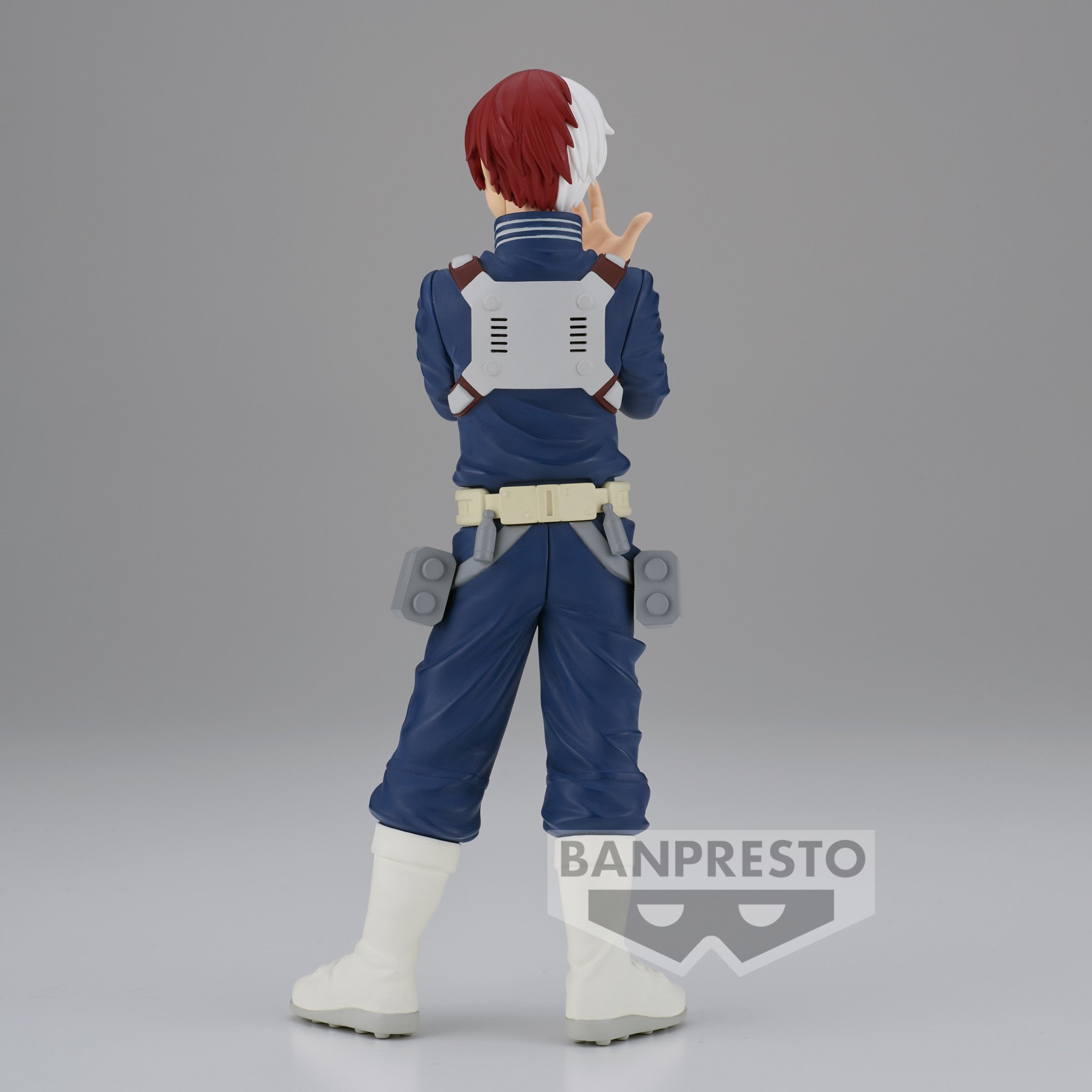 Vue de dos à mi-distance de la figurine  de Shoto Todoroki de My Hero Academia en costume de héros bleu, avec un dos armuré.