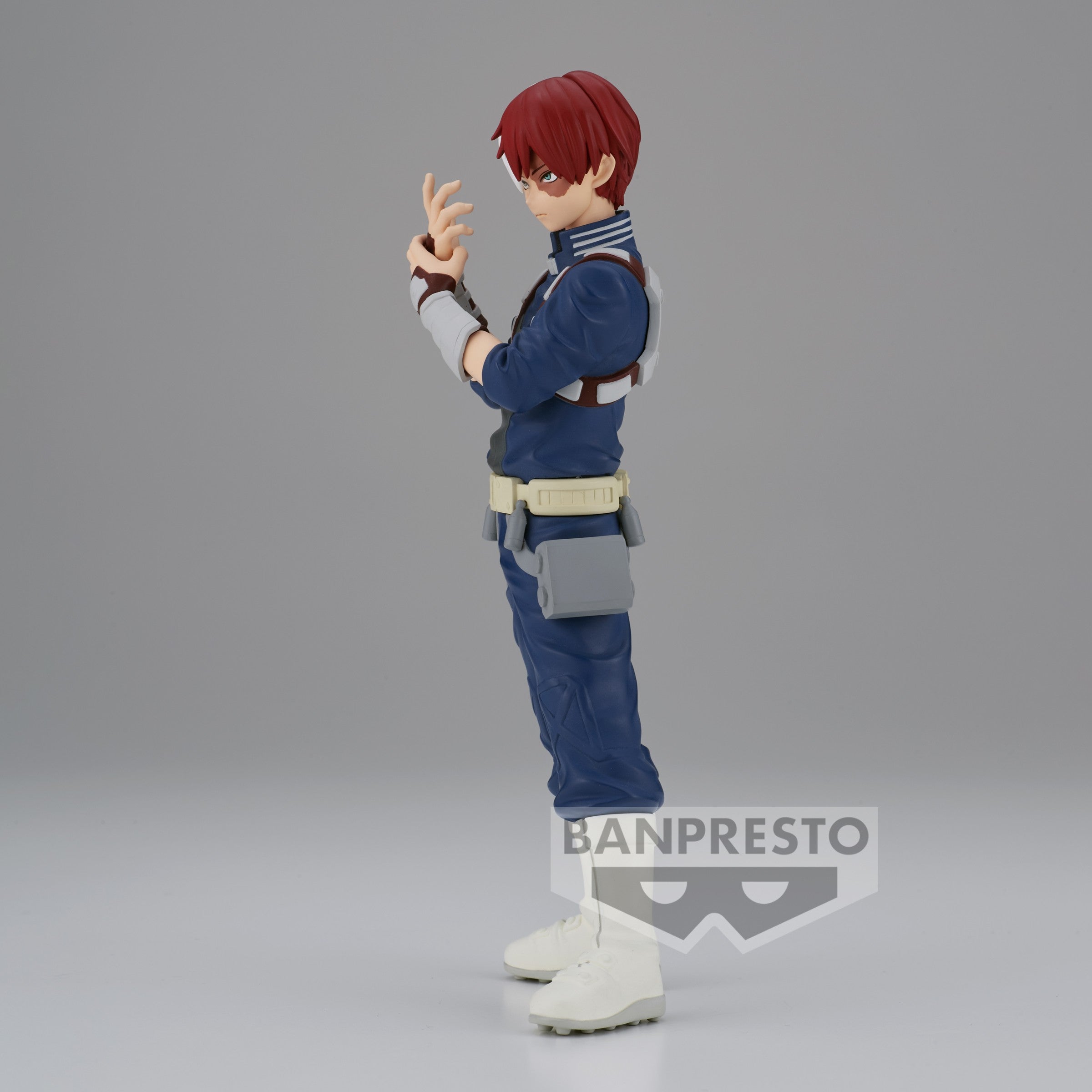 Vue de profil à mi-distance de la figurine  de Shoto Todoroki de My Hero Academia en uniforme bleu, avec ceinture utilitaire.