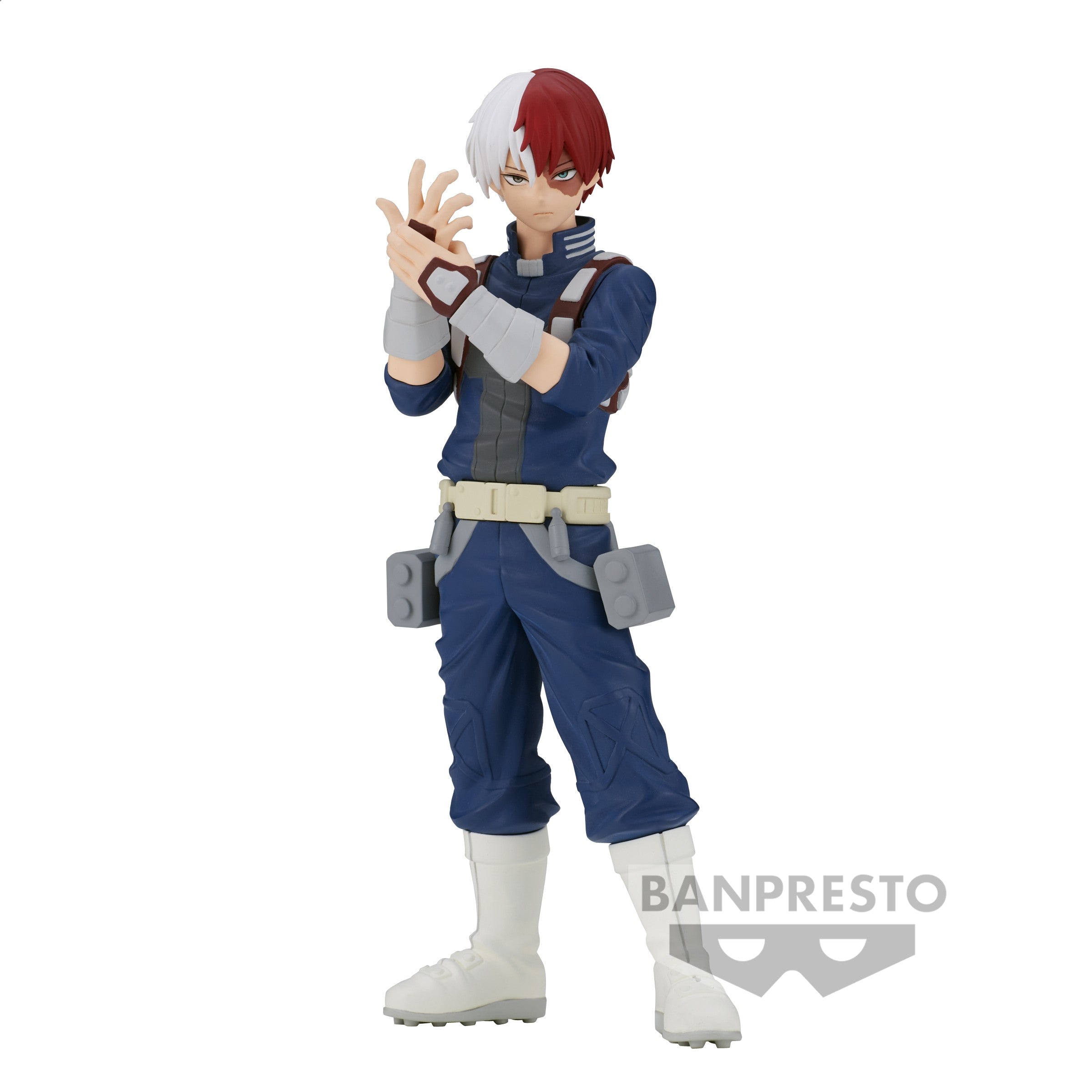 Vue 3/4 de face à mi-distance de la figurine  de Shoto Todoroki de My Hero Academia en combinaison bleue, avec gants et ceintures.