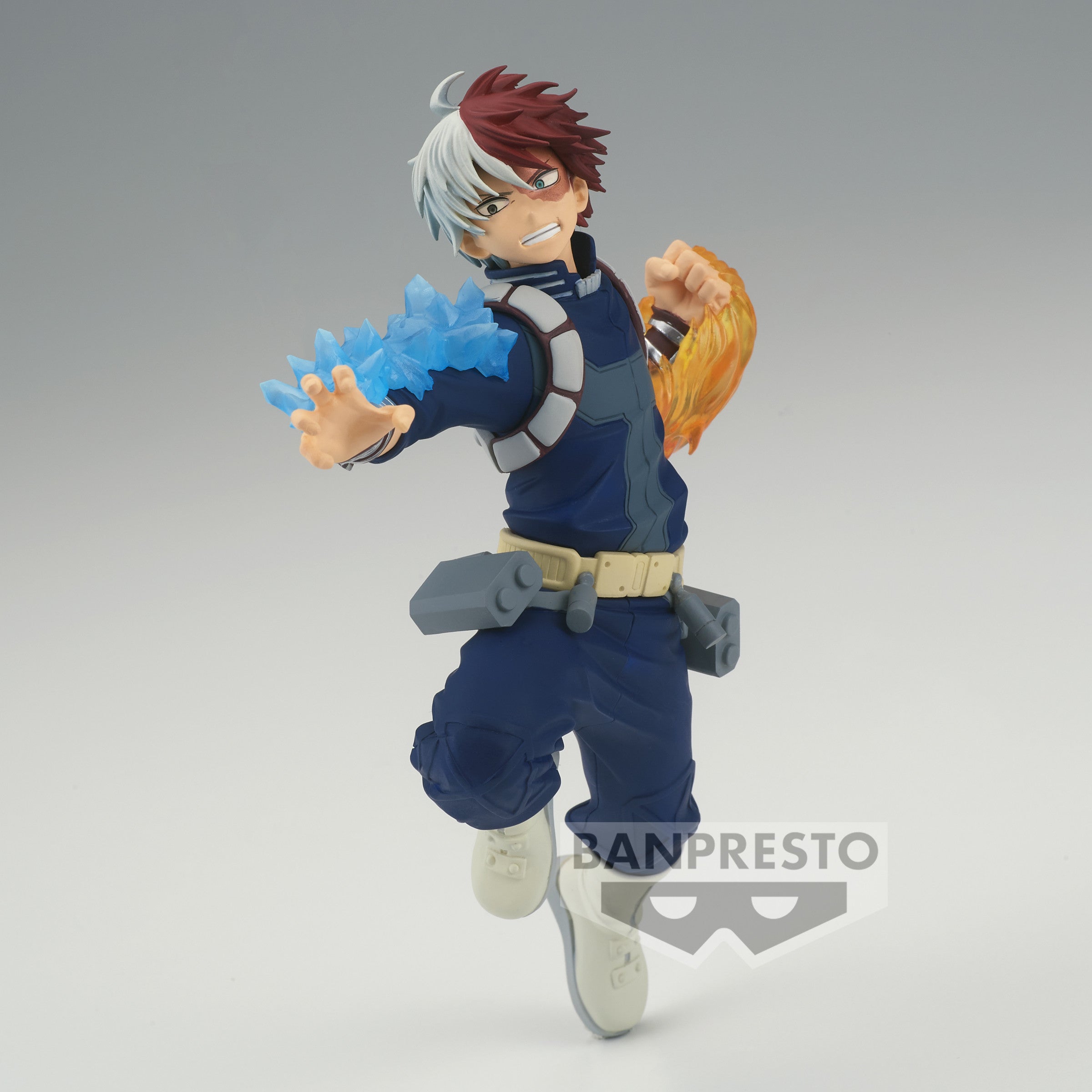 Vue 3/4 de face à mi-distance de la figurine  de Shoto Todoroki de My Hero Academia en costume de héros, avec effets de glace et de feu.