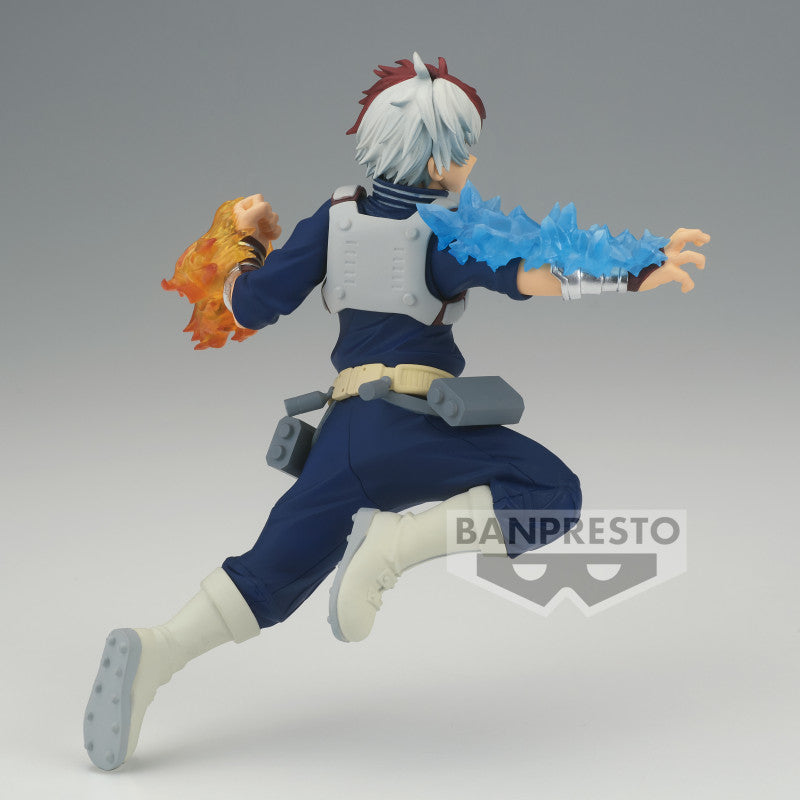 Vue 3/4 arrière à mi-distance de la figurine  de Shoto Todoroki de My Hero Academia en costume de combat, bras gauche enflammé et bras droit avec des effets de glace.