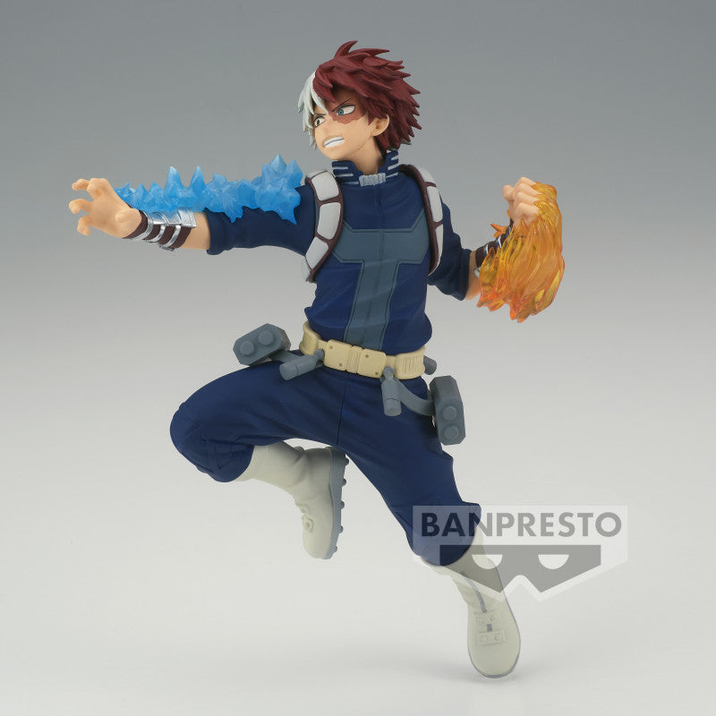 Vue 3/4 de face à mi-distance de la figurine  de Shoto Todoroki de My Hero Academia en costume de héros, avec glace sur le bras droit et flammes sur la main gauche.