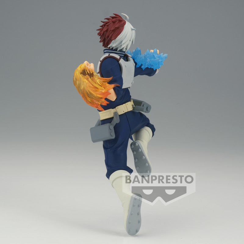 Vue 3/4 de dos à pleine distance de la figurine Prize de Shoto Todoroki de My Hero Academia en costume de héros bleu, avec des effets de glace bleue et de feu vibrant.
