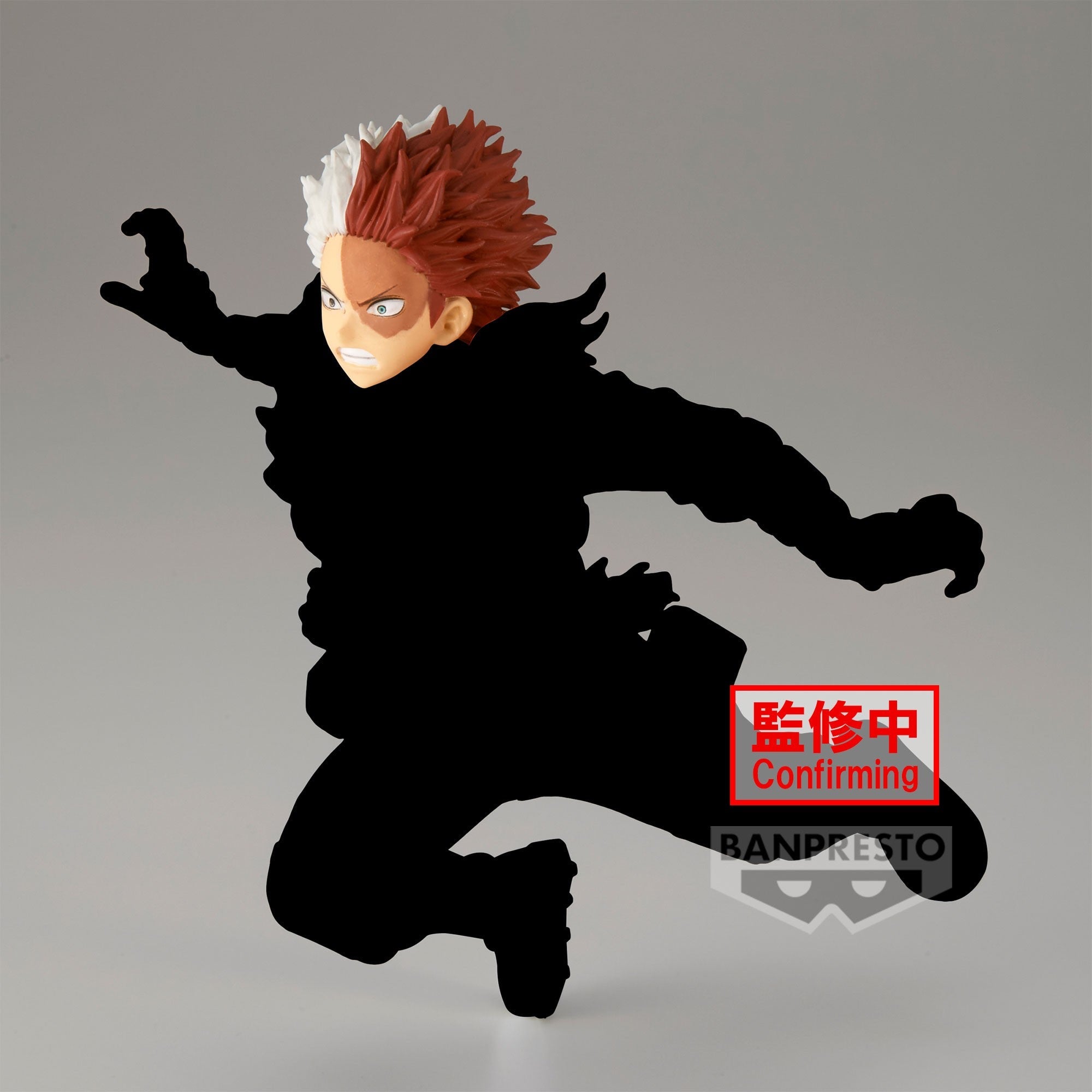 Vue dynamique à mi-distance de la figurine  d'un personnage inconnu de My Hero Academia en costume ajusté, avec cheveux bicolores et gadgets.