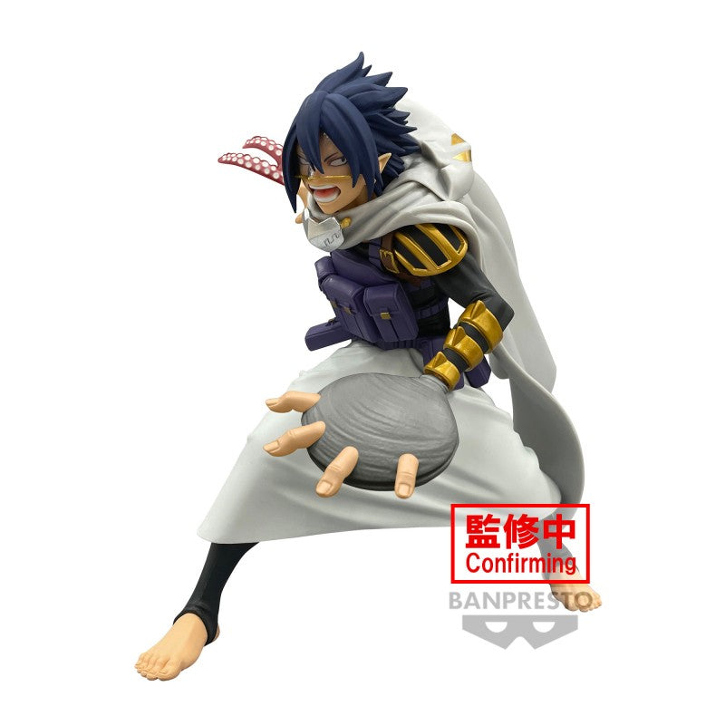 Vue 3/4 de face à mi-distance de la figurine  de Tamaki Amajiki de My Hero Academia en costume de héros, tenant une grande pierre.