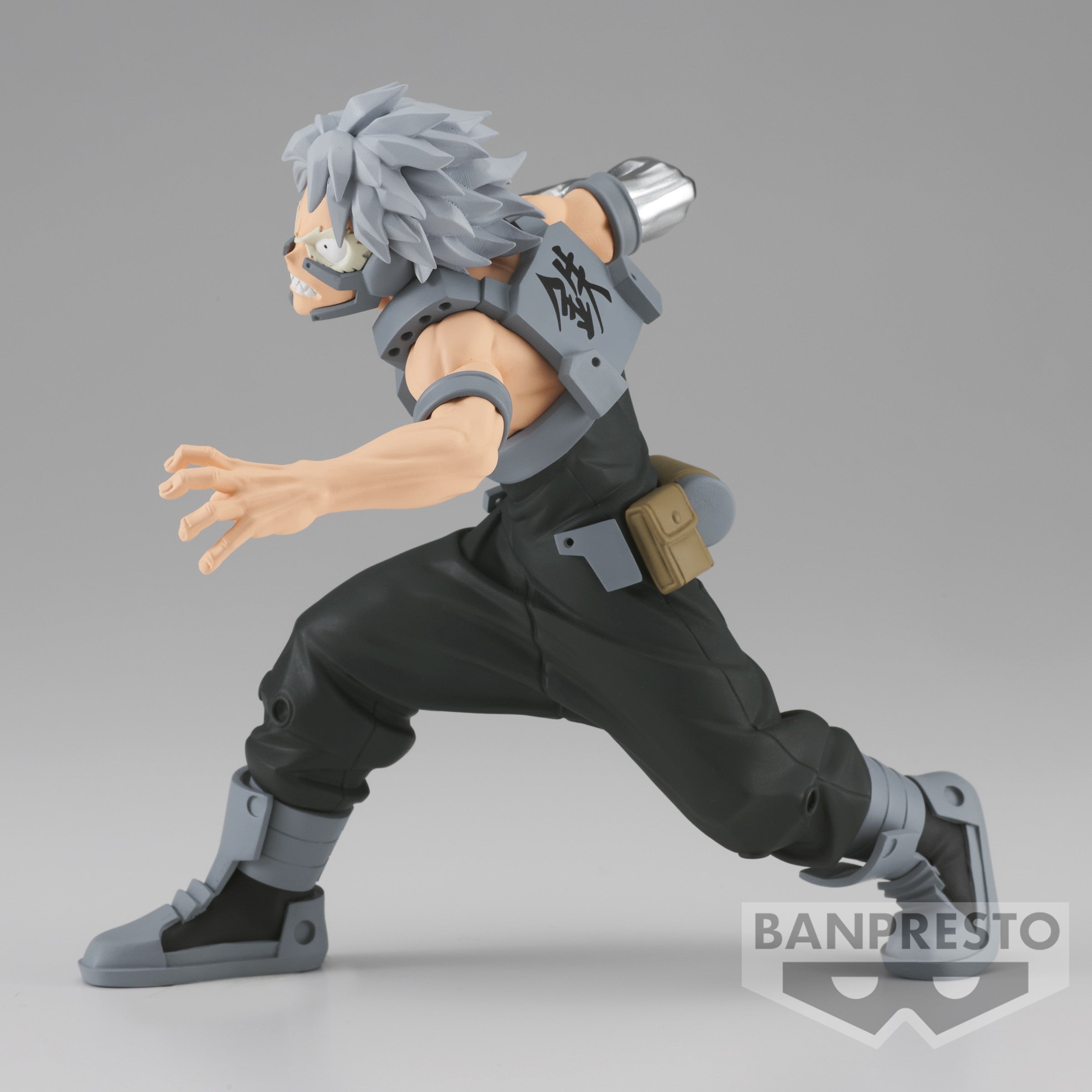 Vue 3/4 de face à mi-distance de la figurine Tetsutetsu Tetsutetsu de My Hero Academia en tenue sans manches, avec une expression intense.