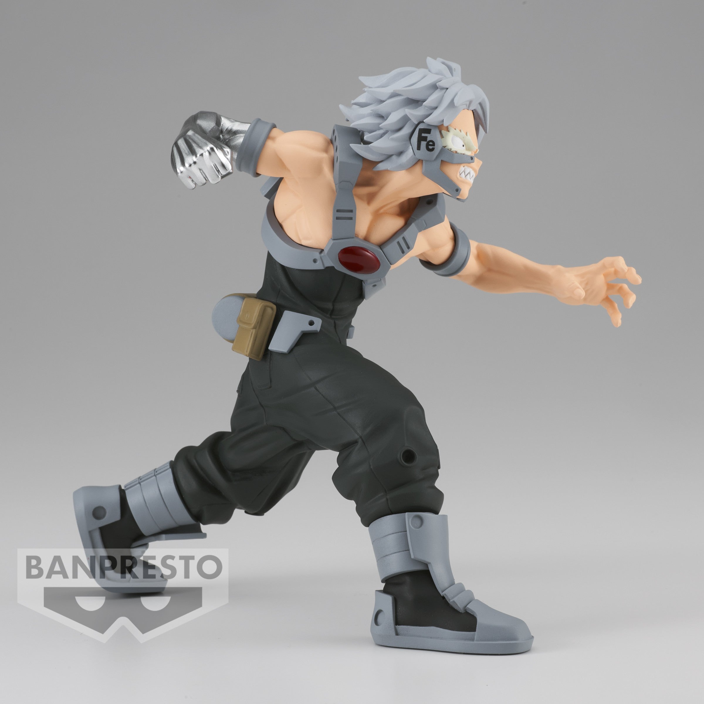 Vue 3/4 de face à mi-distance de la figurine de Tetsutetsu Tetsutetsu de My Hero Academia en tenue tactique, avec un ceinture utilitaire.