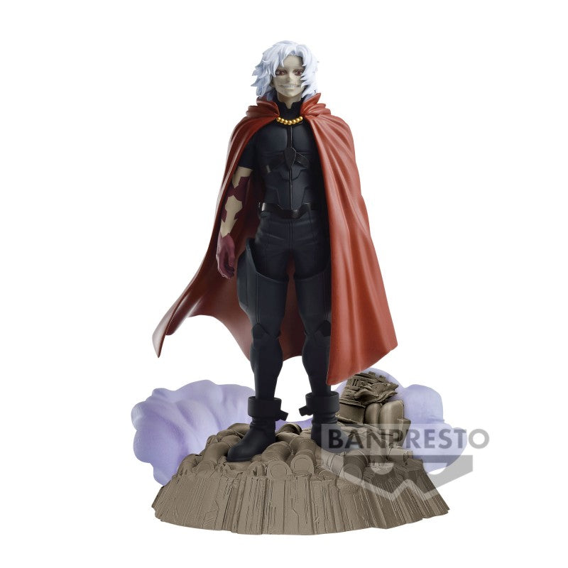 Vue 3/4 de face à distance complète de la figurine de Tomura Shigaraki de My Hero Academia en tenue noire et cape rouge, avec un collier motif mains.