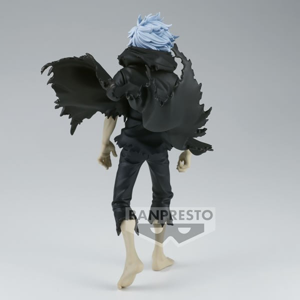 Vue 3/4 arrière en entier de la figurine de Tomura Shigaraki de My Hero Academia en manteau noir déchiré, cheveux bleu clair.