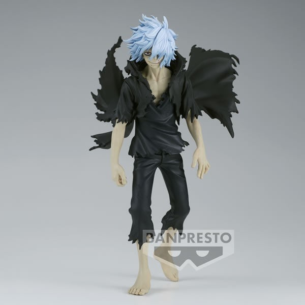 Vue de face à mi-distance de la figurine  de Tomura Shigaraki de My Hero Academia en tenue noire déchirée, avec un sourire sinistre.