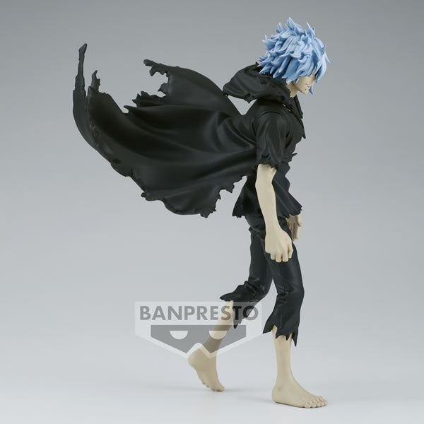 Vue 3/4 à mi-distance de la figurine DXF de Tomura Shigaraki de My Hero Academia en manteau noir déchiré, sans accessoires.