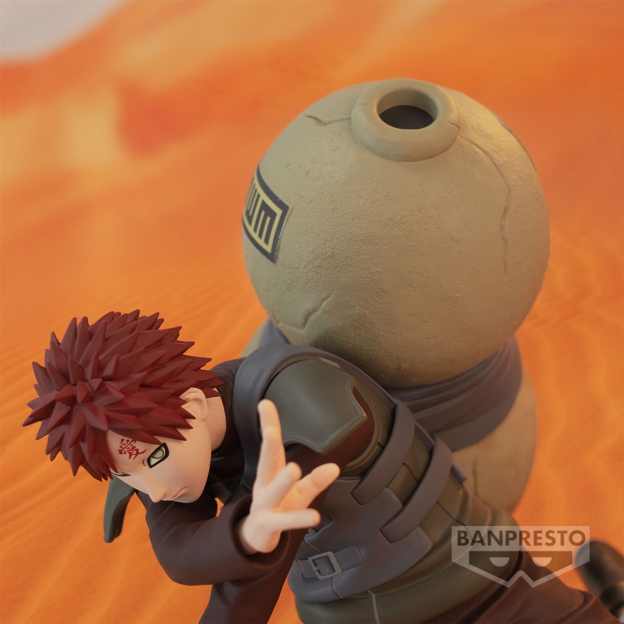 Figurine de Gaara avec des cheveux rouges, un tatouage en forme de diamant et une gourde dans le dos.