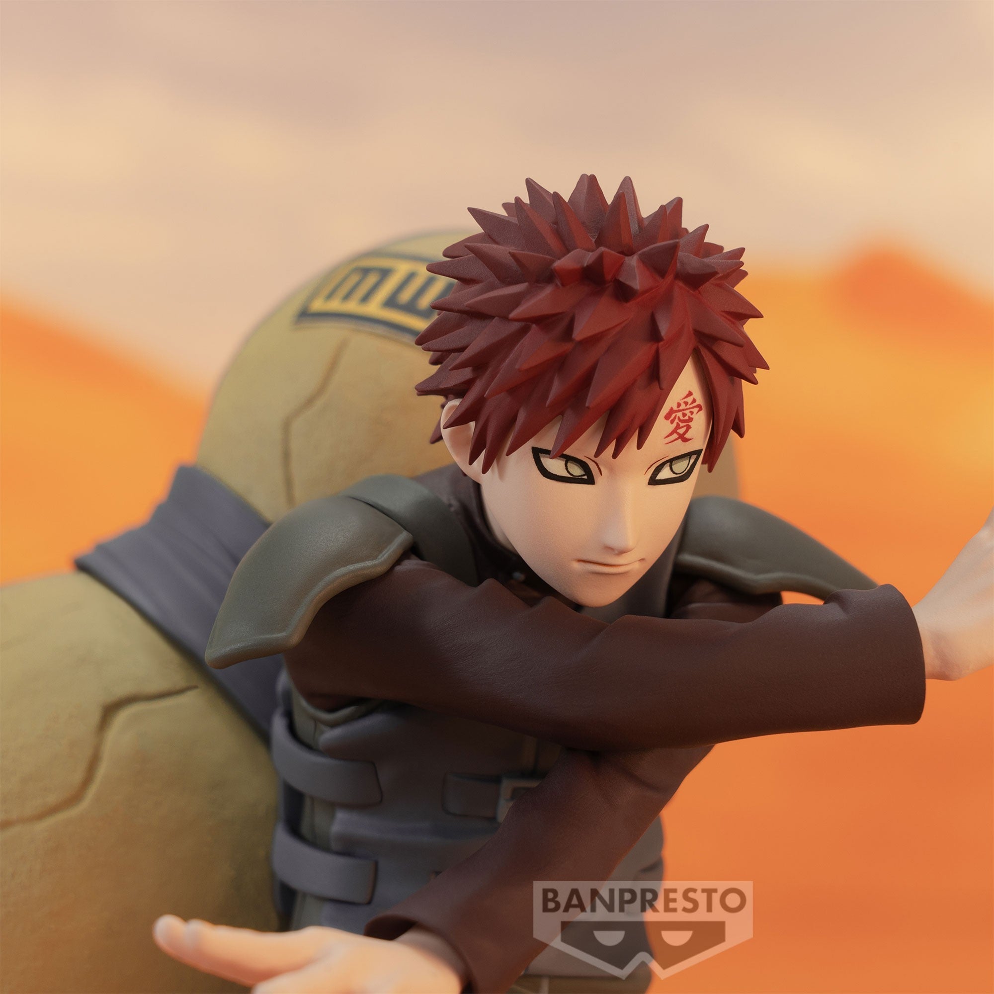 Figurine de Gaara avec des cheveux rouges, un tatouage en forme de diamant et une gourde dans le dos.
