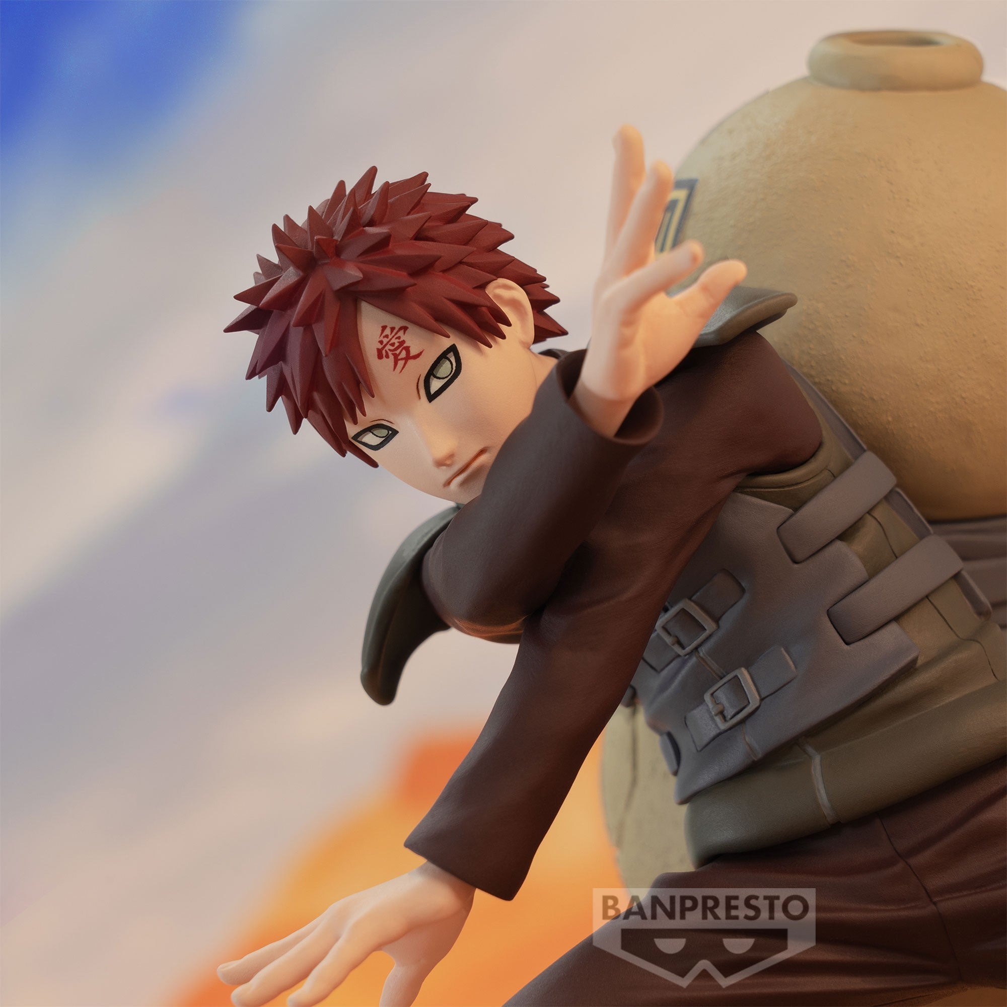 Figurine de Gaara avec des cheveux rouges, un tatouage en forme de diamant et une gourde dans le dos.