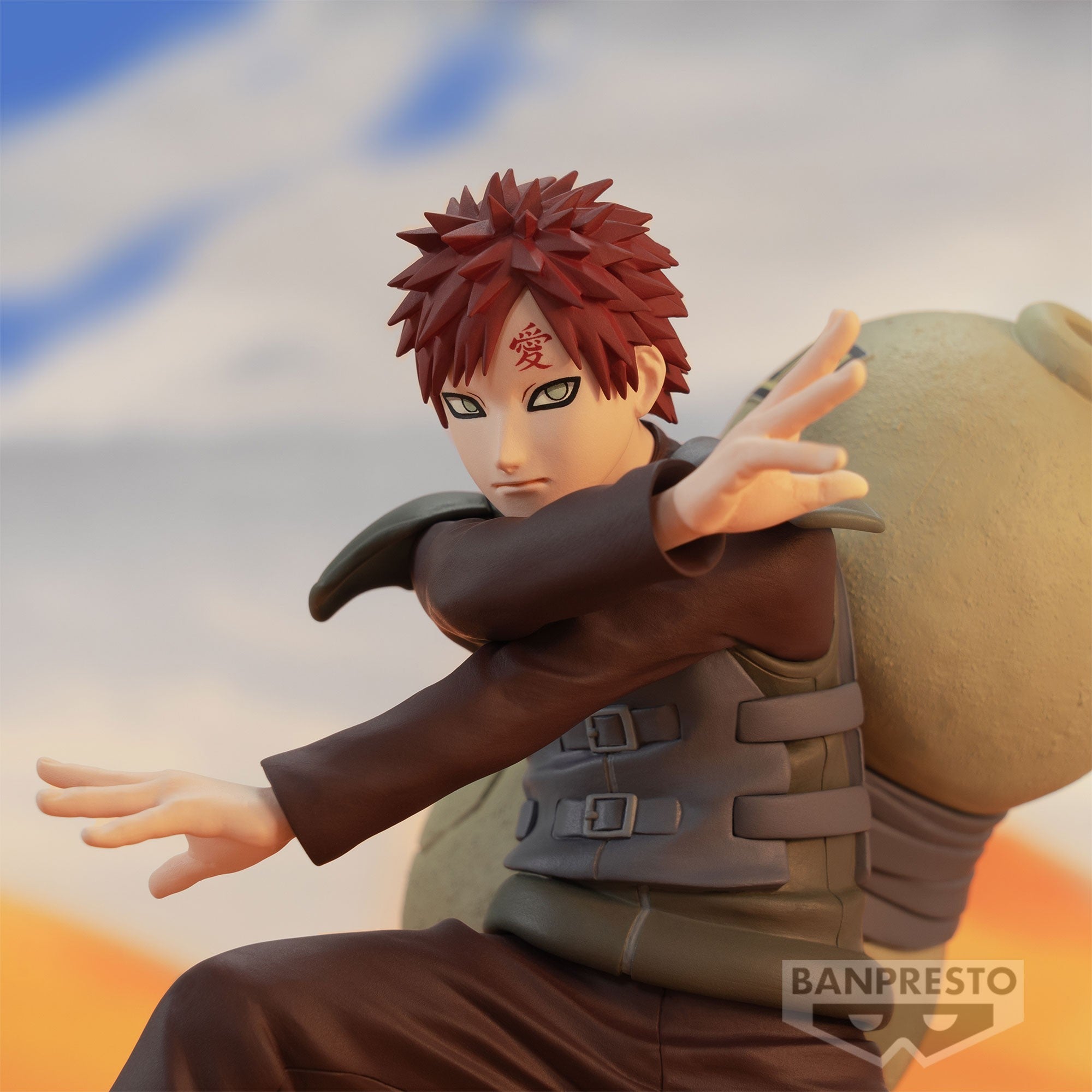 Figurine de Gaara avec des cheveux rouges, un tatouage en forme de diamant et une gourde dans le dos.