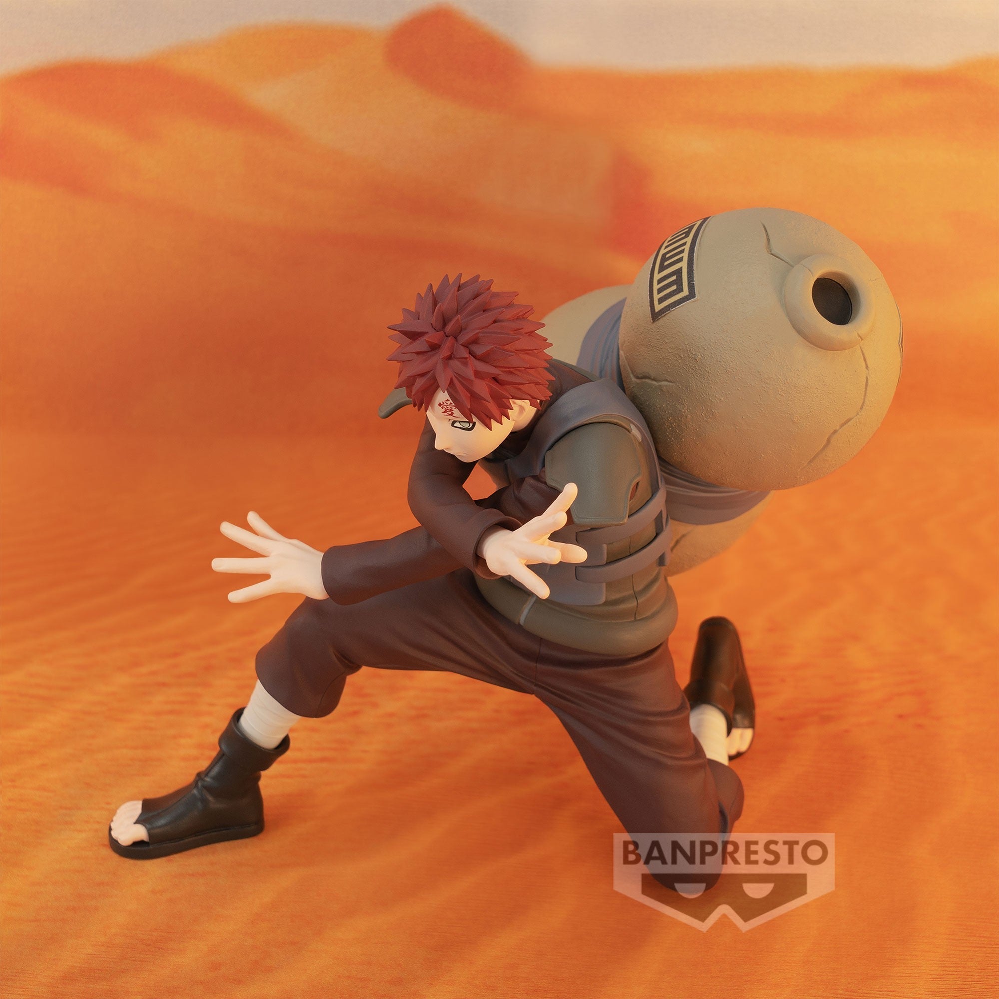 Figurine de Gaara avec des cheveux rouges, un tatouage en forme de diamant et une gourde dans le dos.