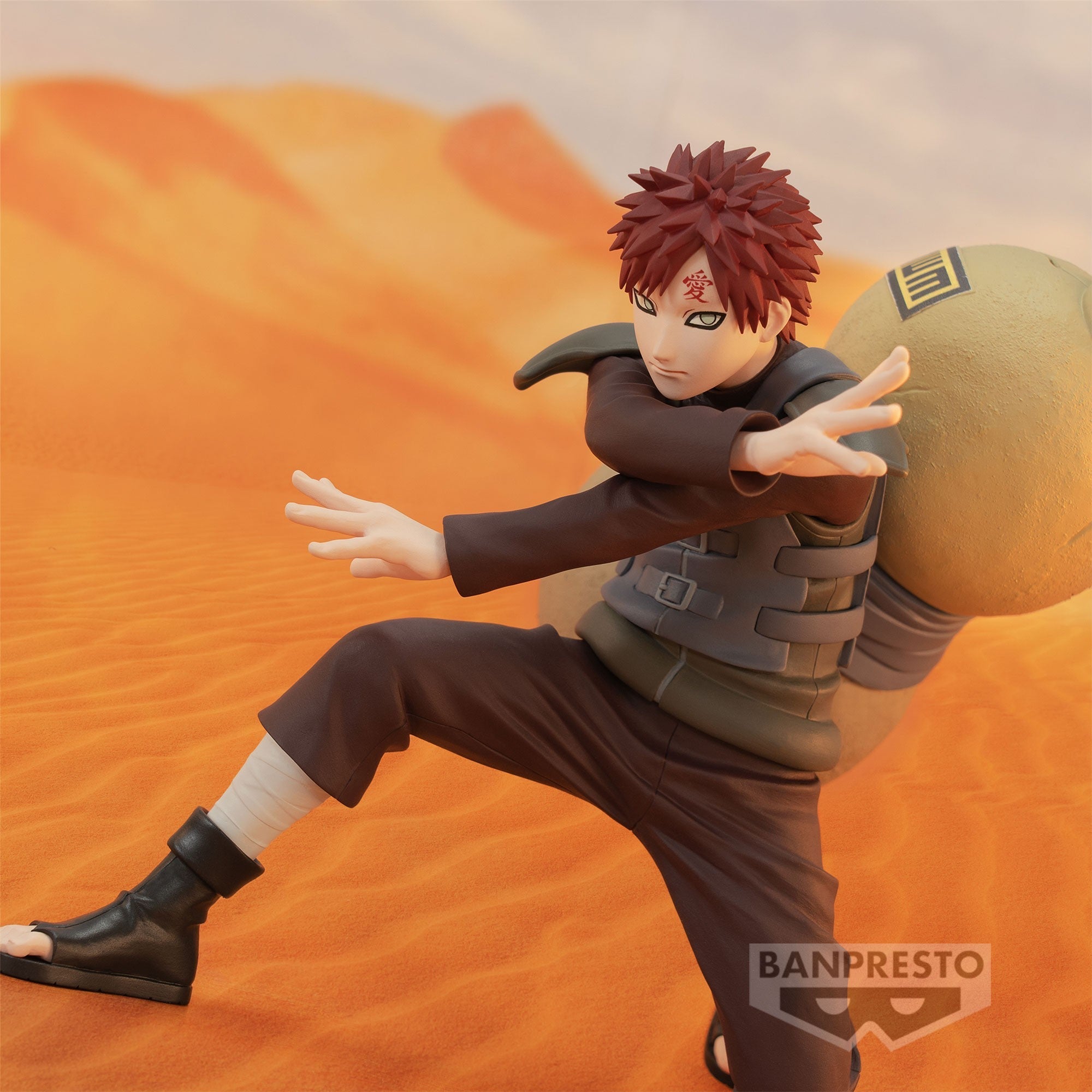Figurine de Gaara avec des cheveux rouges, un tatouage en forme de diamant et une gourde dans le dos.