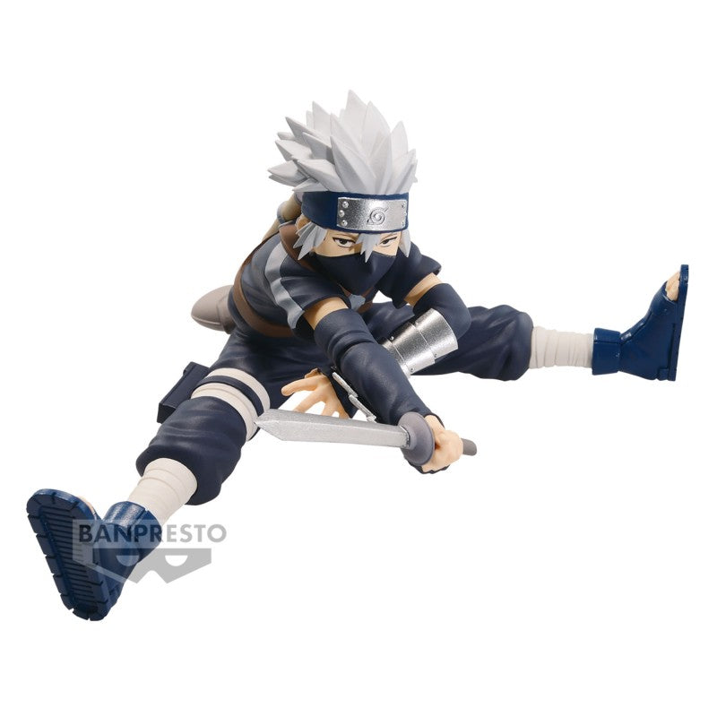 Figurine représentant Kakashi Hatake en pose dynamique, tenant une épée, de la série Naruto par BANPRESTO.